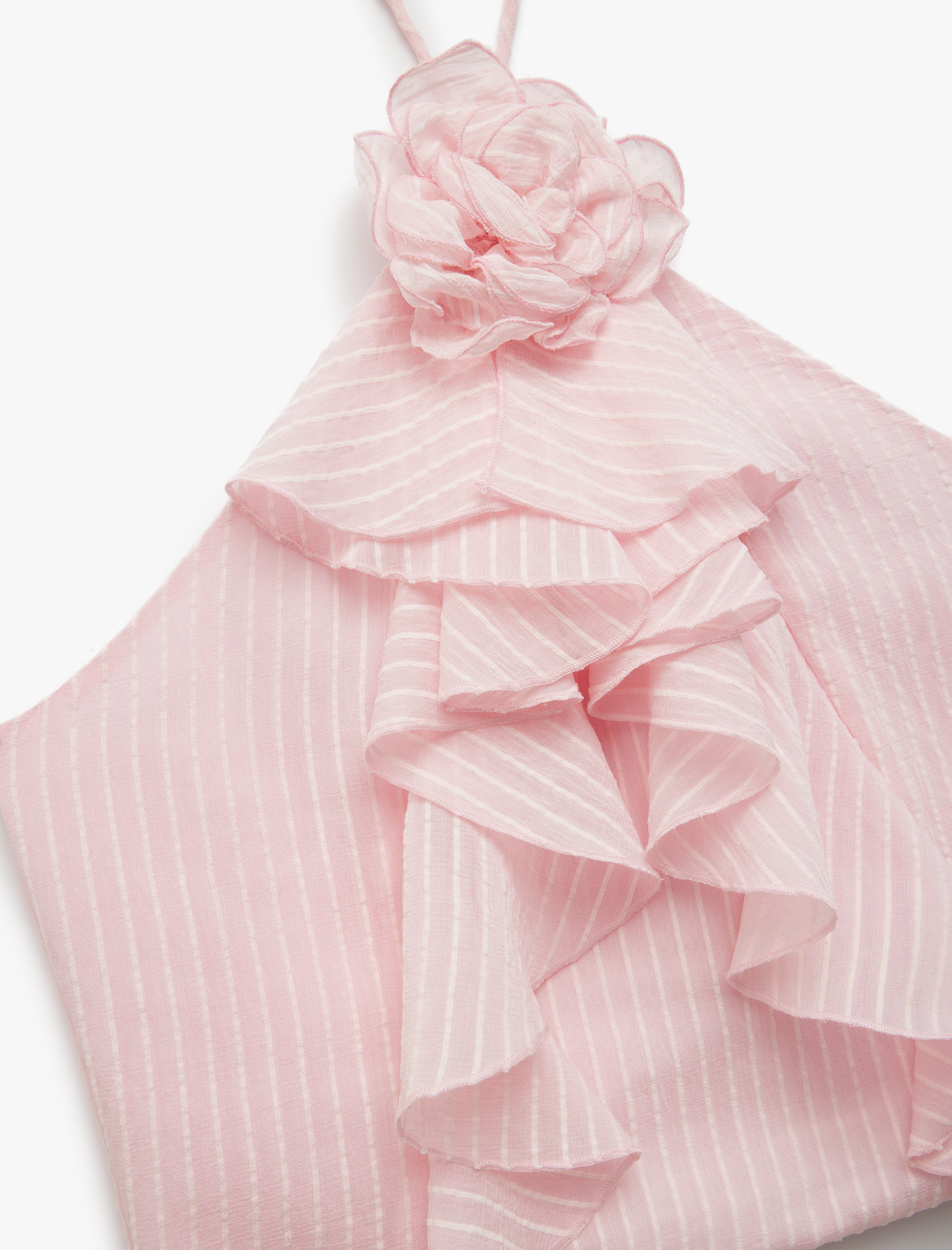   Koton X Sibil Çetinkaya -  Astarlı Çiçek Aplike Detaylı Fırfırlı Halter Yaka Crop Şifon Bluz