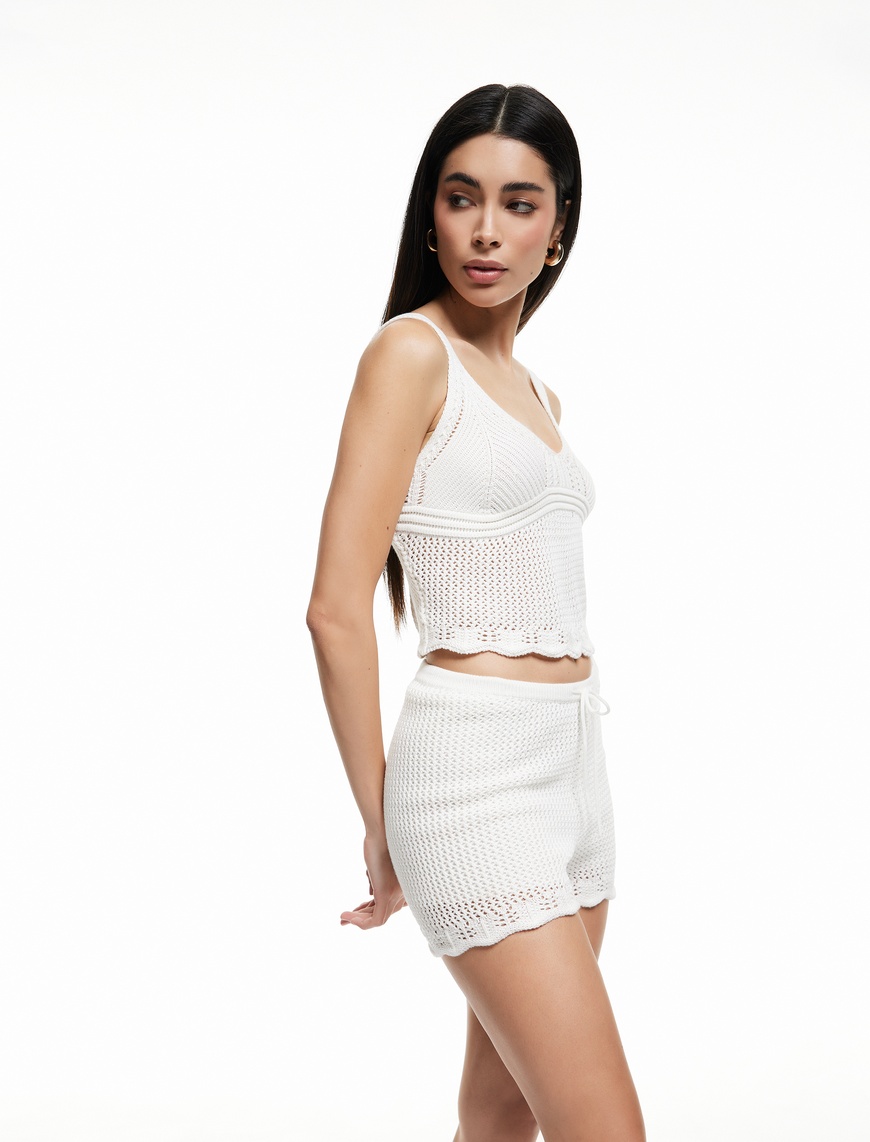   Koton X Sibil Çetinkaya - Regular Fit Astarlı Ajurlu Kroşe Mini Şort
