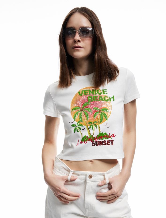  Koton X İnji - Pul Detaylı Bisiklet Yaka Kısa Kollu Crop Tişört