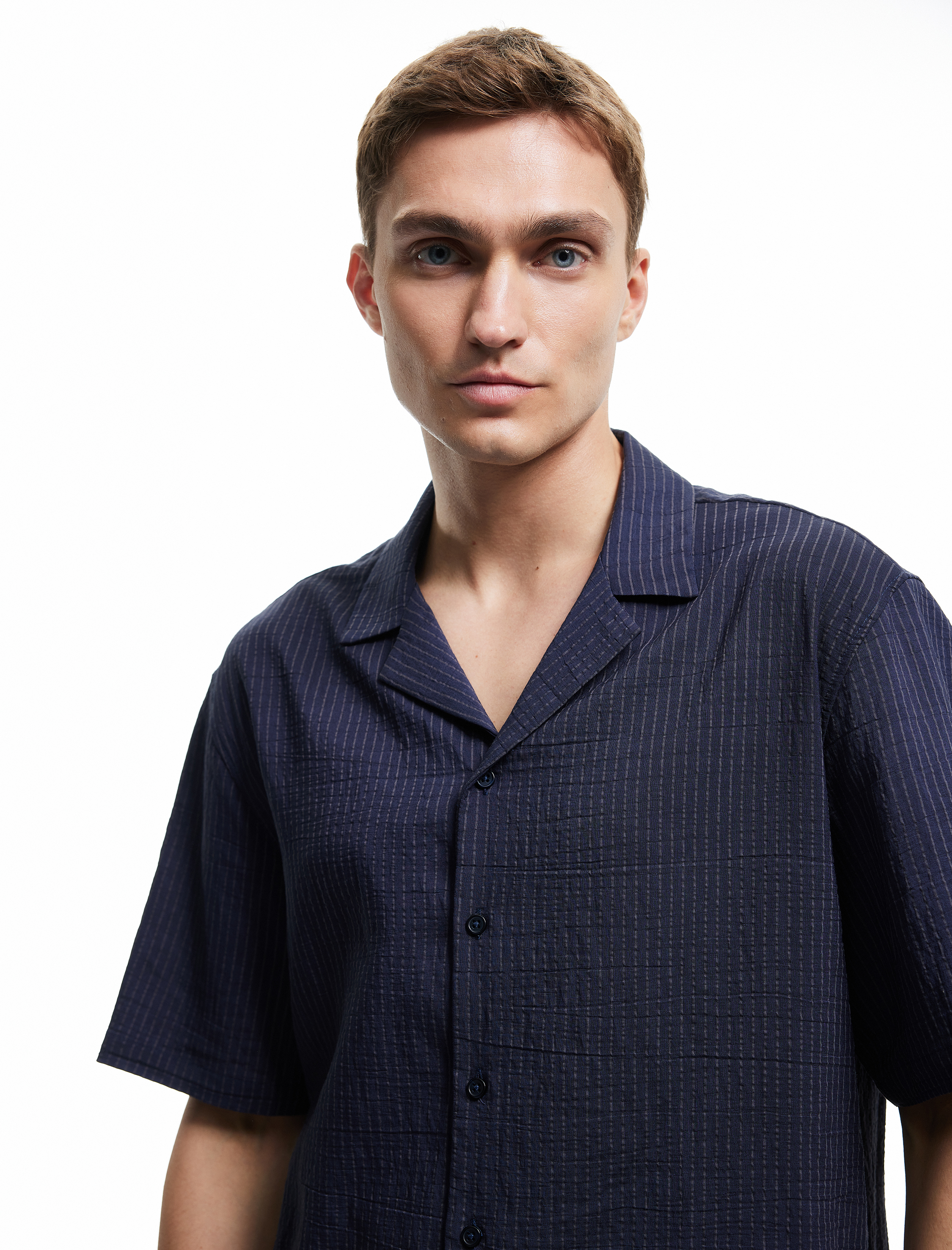   Kısa Kollu Gömlek Devrik Yaka Düğmeli Slim Fit