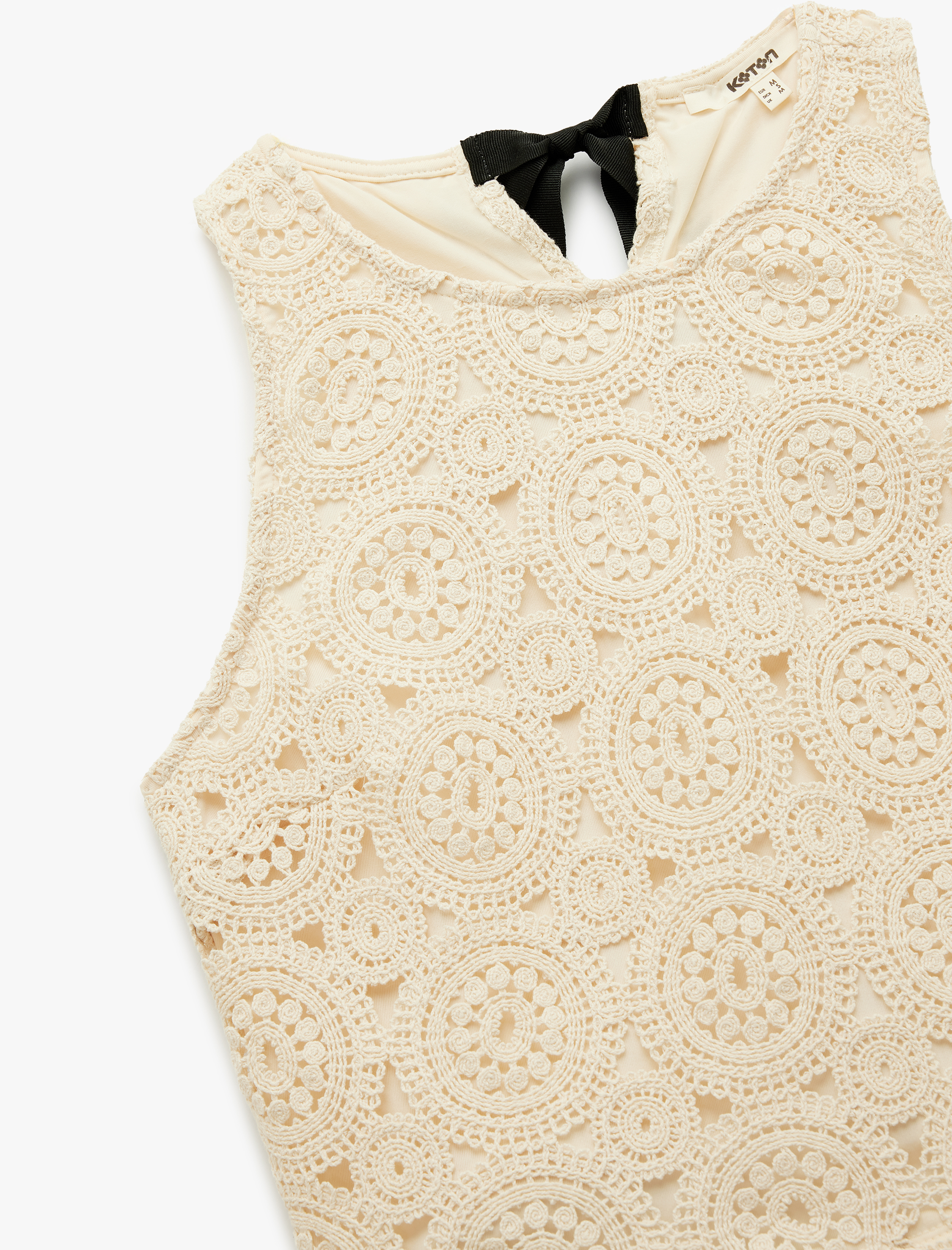   Astarlı Arkası Bağcıklı Yuvarlak Yaka Kolsuz Ajurlu Kroşe Bluz