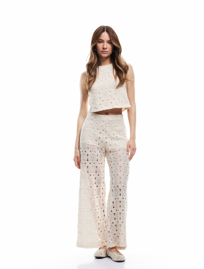  Astarlı Arkası Bağcıklı Yuvarlak Yaka Kolsuz Ajurlu Kroşe Bluz