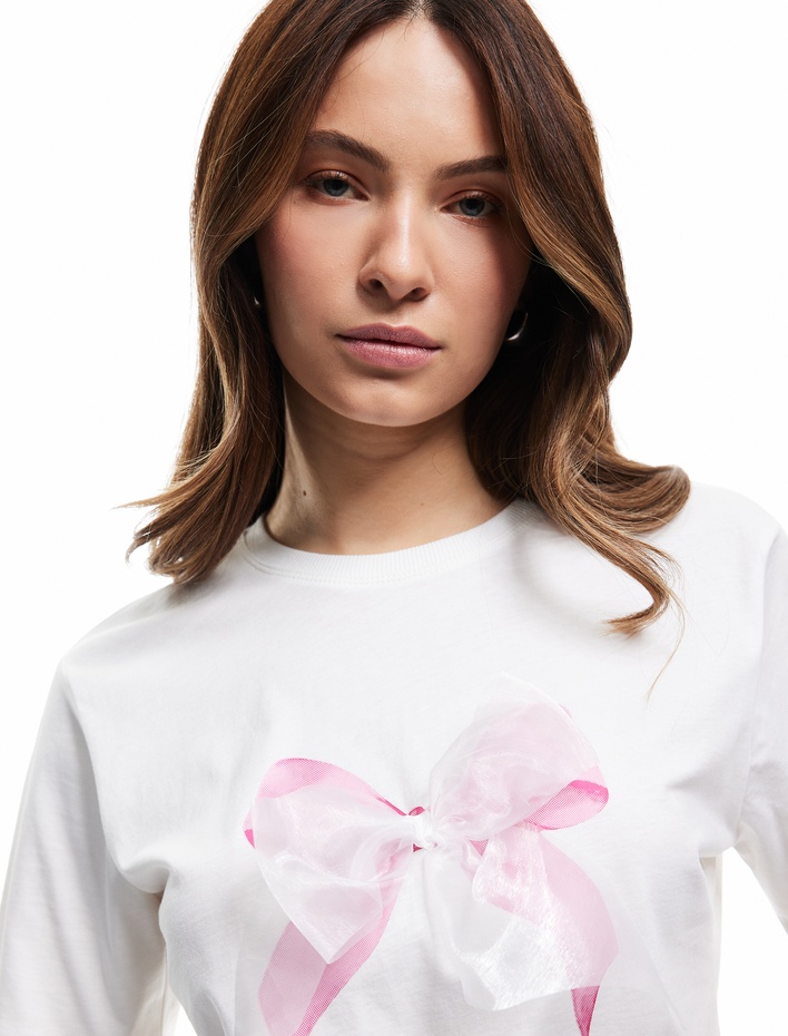  Pamuklu Aplike Detaylı Kısa Kollu Bisiklet Yaka Fiyonk Baskılı Tişört