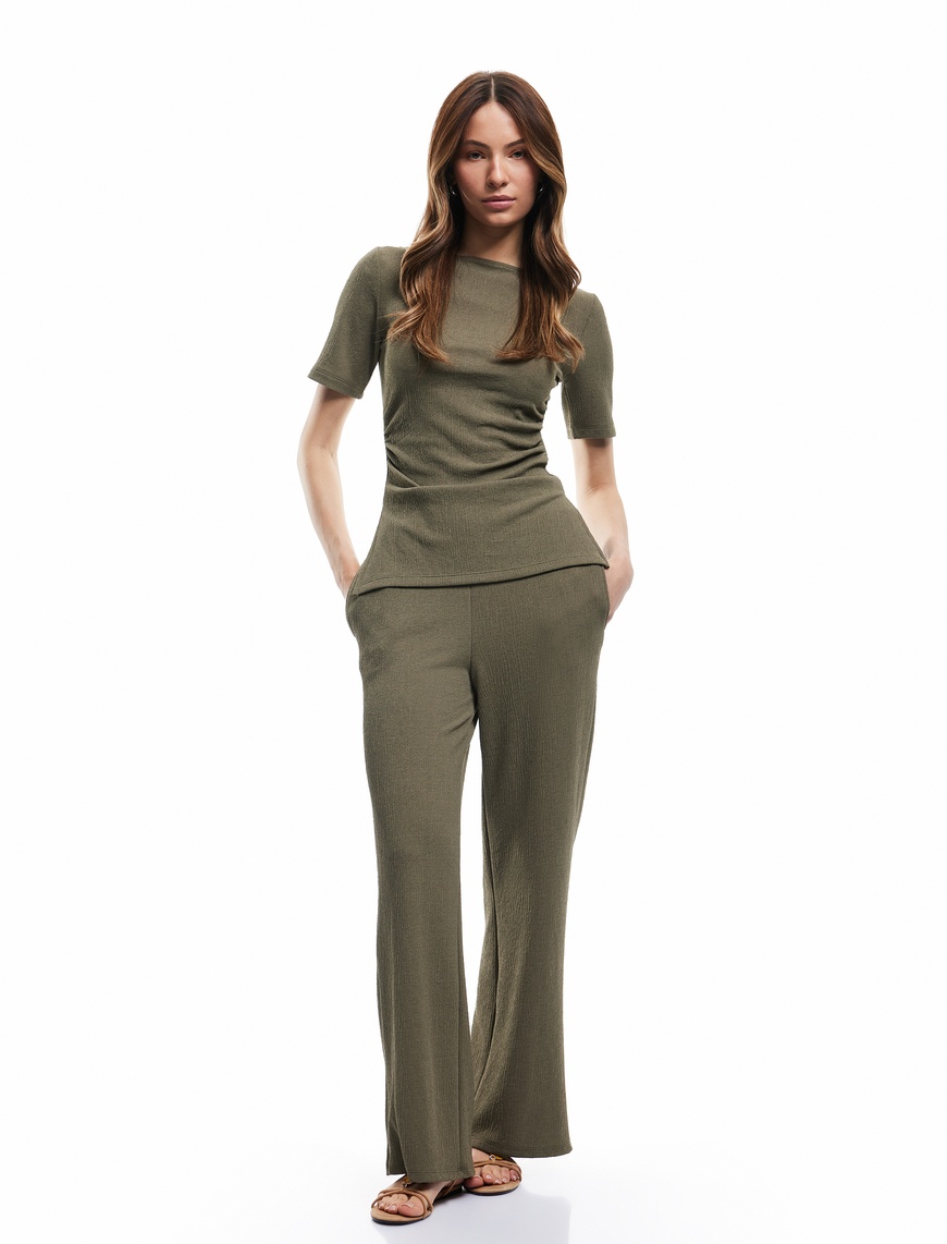   Slim Fit Drape Detaylı Yanları Yırtmaçlı Kısa Kollu Bisiklet Yaka Tişört