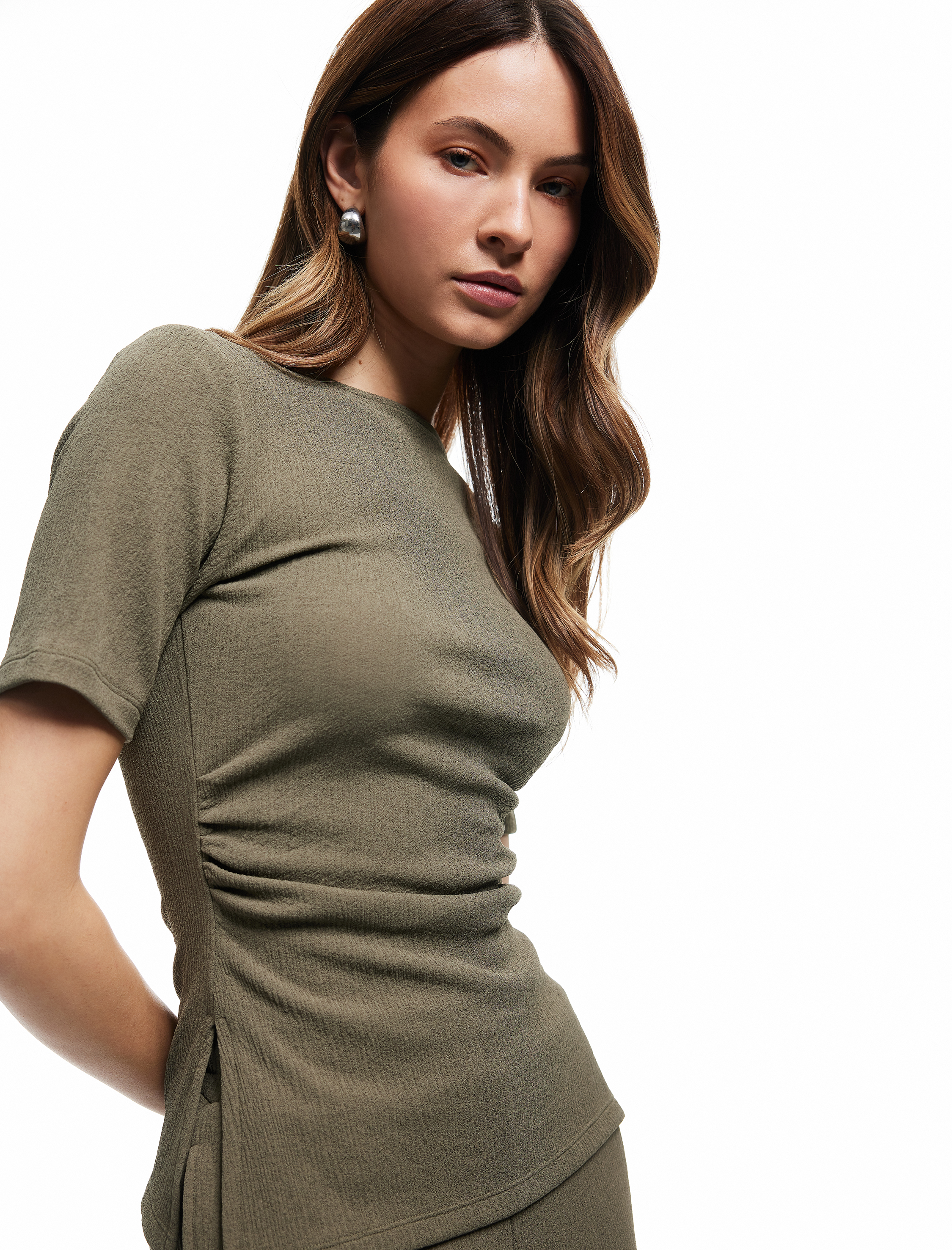   Slim Fit Drape Detaylı Yanları Yırtmaçlı Kısa Kollu Bisiklet Yaka Tişört