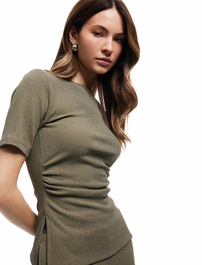  Slim Fit Drape Detaylı Yanları Yırtmaçlı Kısa Kollu Bisiklet Yaka Tişört