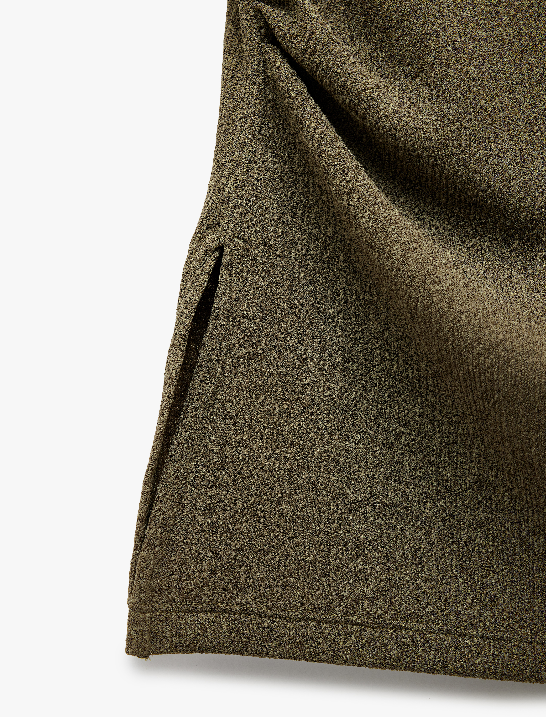   Slim Fit Drape Detaylı Yanları Yırtmaçlı Kısa Kollu Bisiklet Yaka Tişört