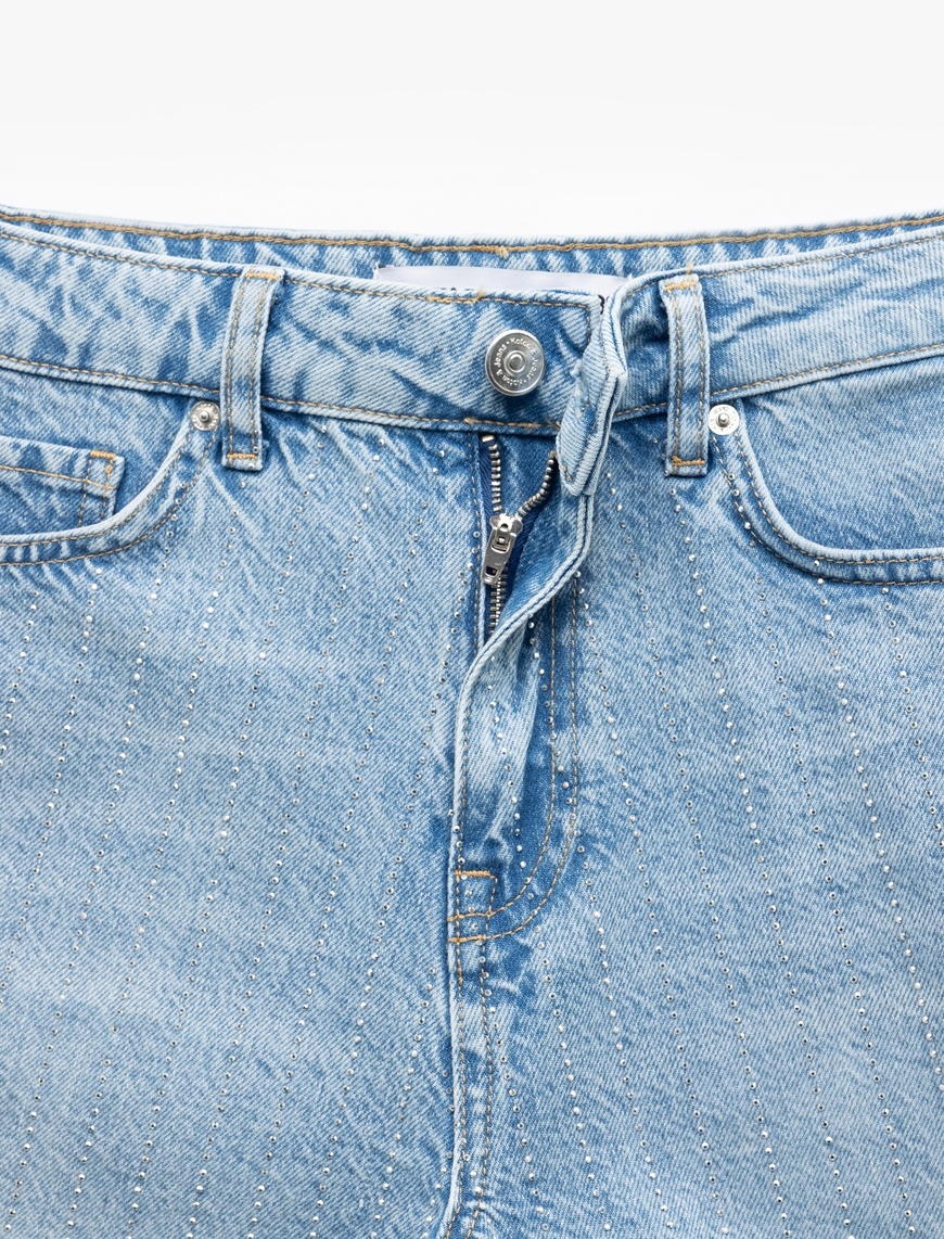   Taş Detaylı Yüksek Bel Saçaklı Paça Pamuklu Mini Denim Şort