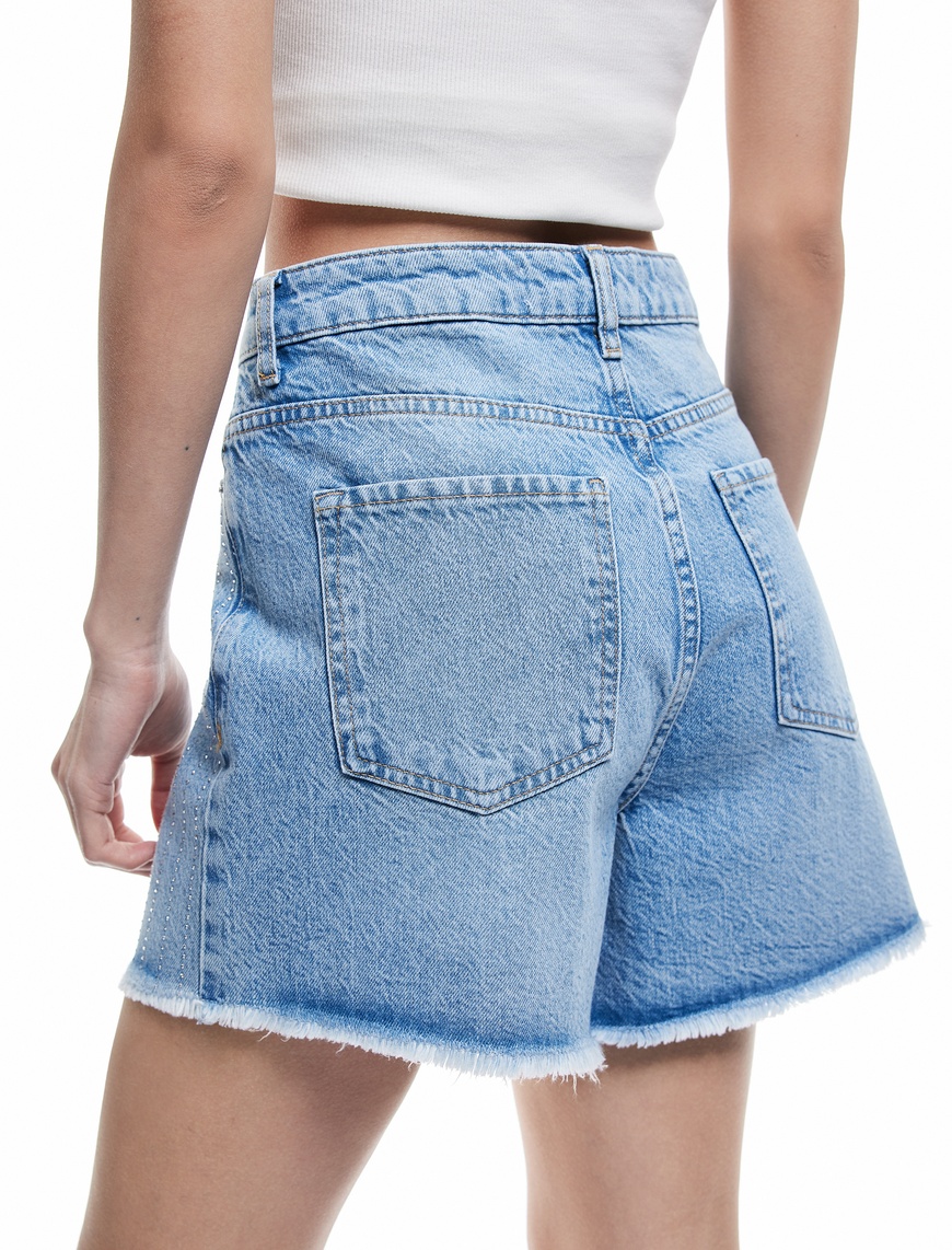   Taş Detaylı Yüksek Bel Saçaklı Paça Pamuklu Mini Denim Şort