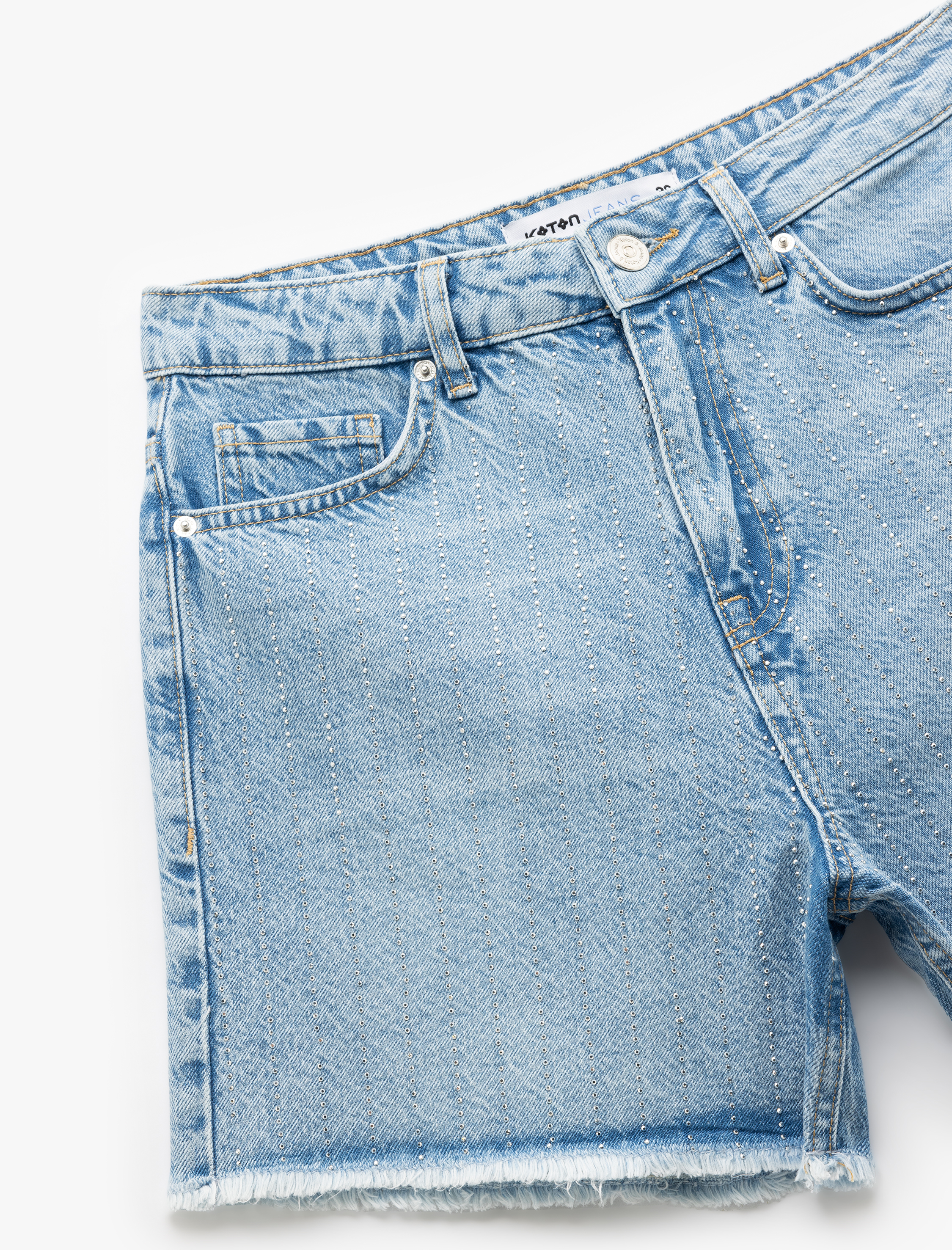 Taş Detaylı Yüksek Bel Saçaklı Paça Pamuklu Mini Denim Şort