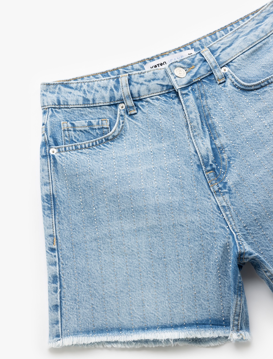   Taş Detaylı Yüksek Bel Saçaklı Paça Pamuklu Mini Denim Şort