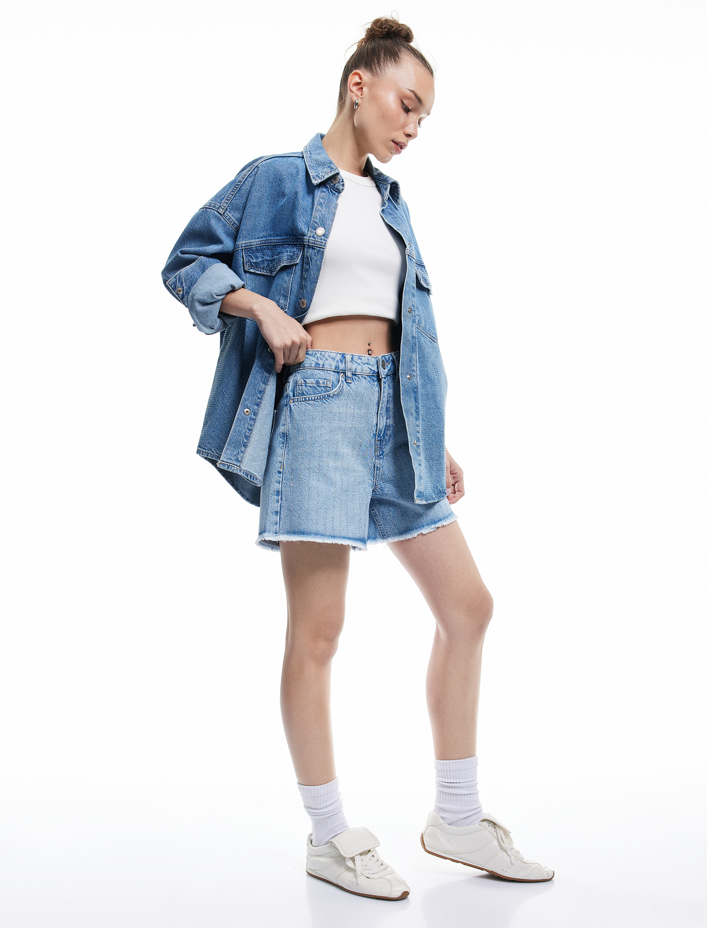 Koton Kadın Taş Detaylı Yüksek Bel Saçaklı Paça Pamuklu Mini Denim Şort -1