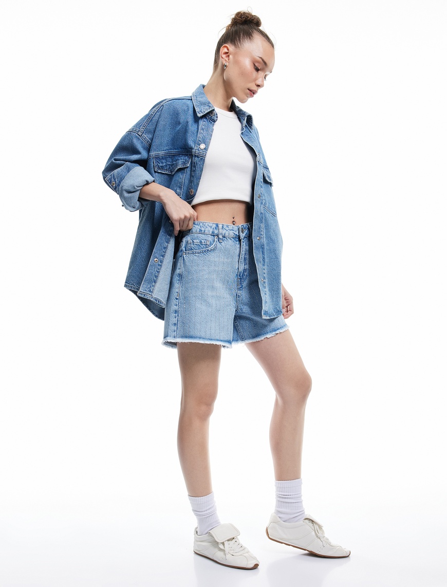   Taş Detaylı Yüksek Bel Saçaklı Paça Pamuklu Mini Denim Şort