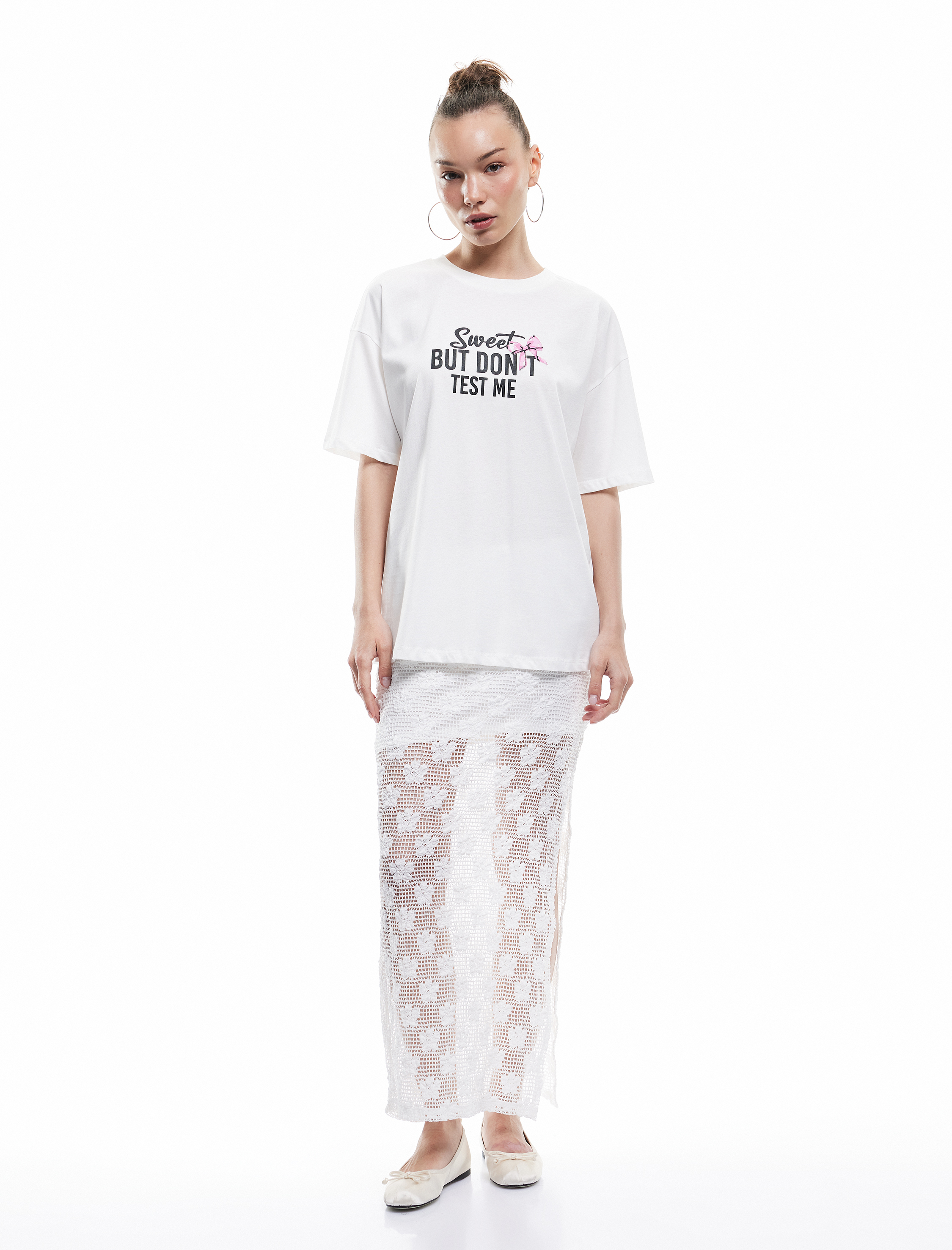   Pamuklu Kısa Kollu Bisiklet Yaka Fiyonk Detaylı Baskılı Oversize Tişört