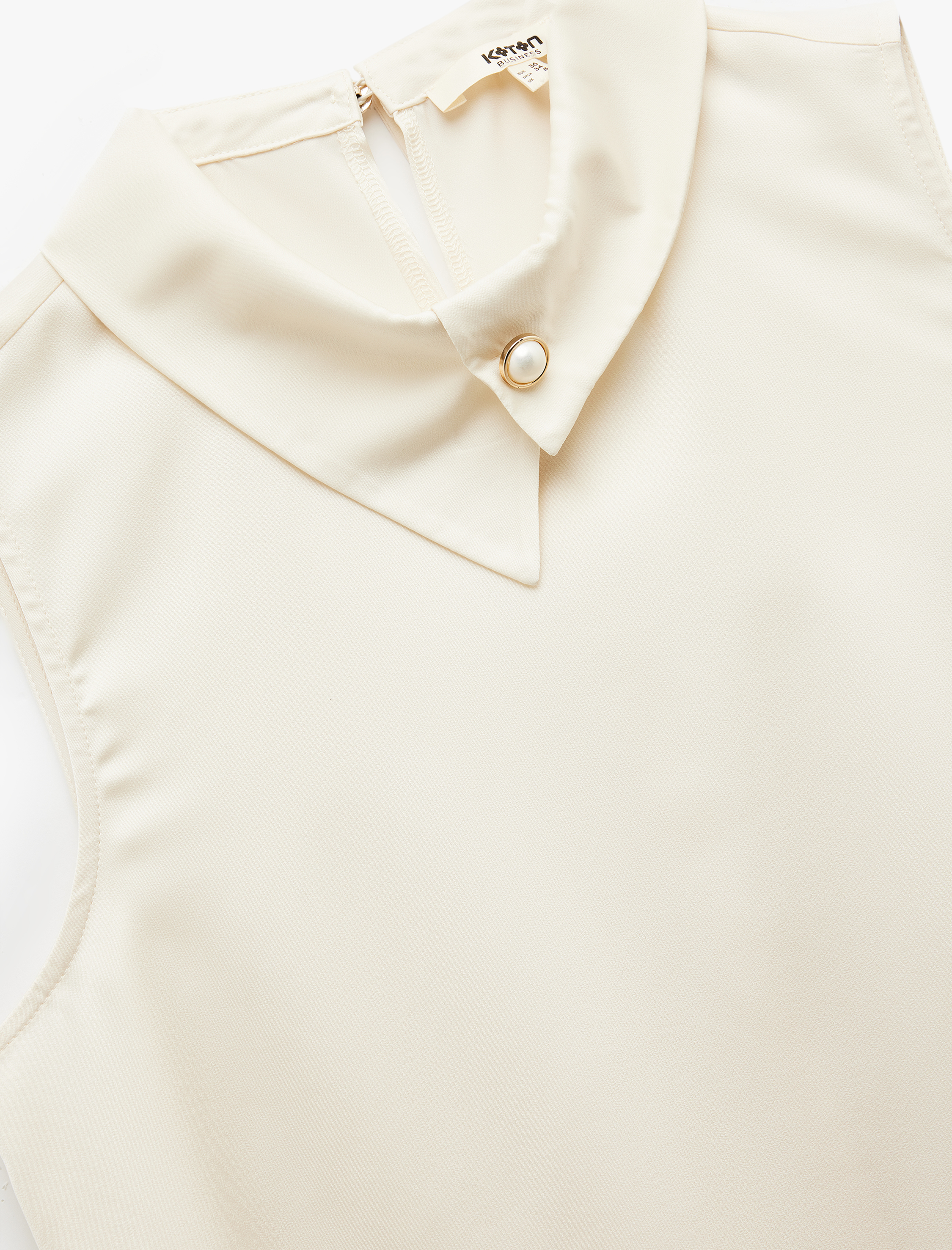   Aksesuarlı Asimetrik Gömlek Yaka Kolsuz Saten Bluz