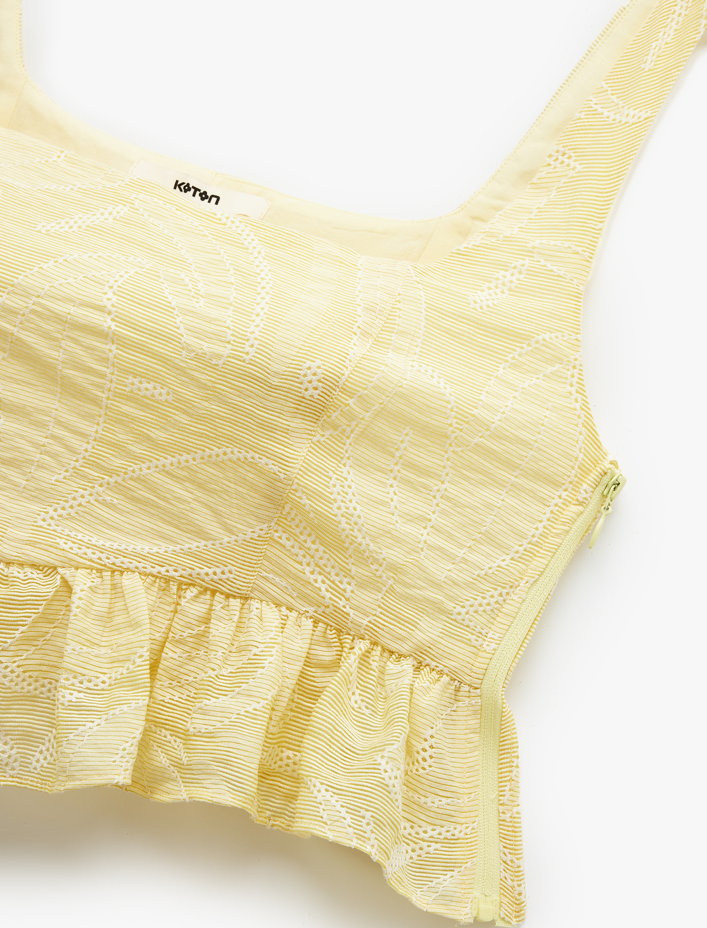   Astarlı Kare Yaka Viskon Kumaş Fırfırlı Askılı Crop Bluz