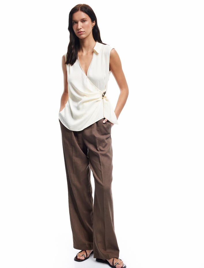  Aerobin Kumaş Asimetrik Aksesuar Detaylı Kolsuz Kruvaze Bluz