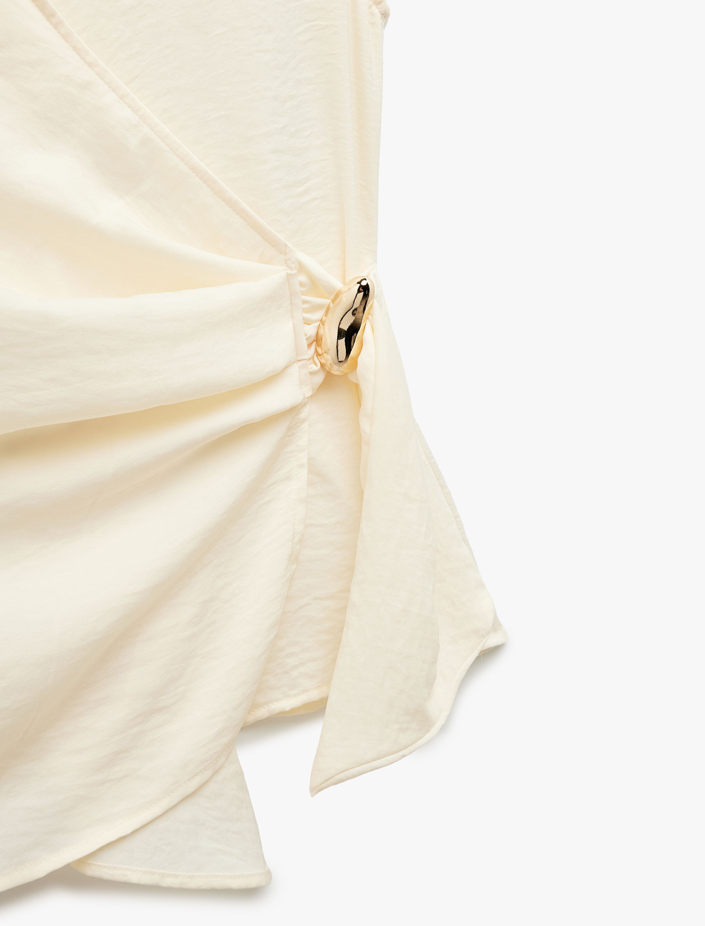   Aerobin Kumaş Asimetrik Aksesuar Detaylı Kolsuz Kruvaze Bluz