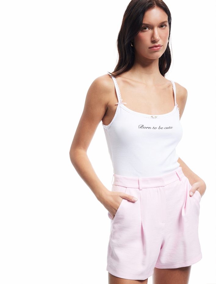  Koton X Sibil Çetinkaya - Baskılı Dar Kesim Fiyonklu Dantel Detaylı Askılı Bluz