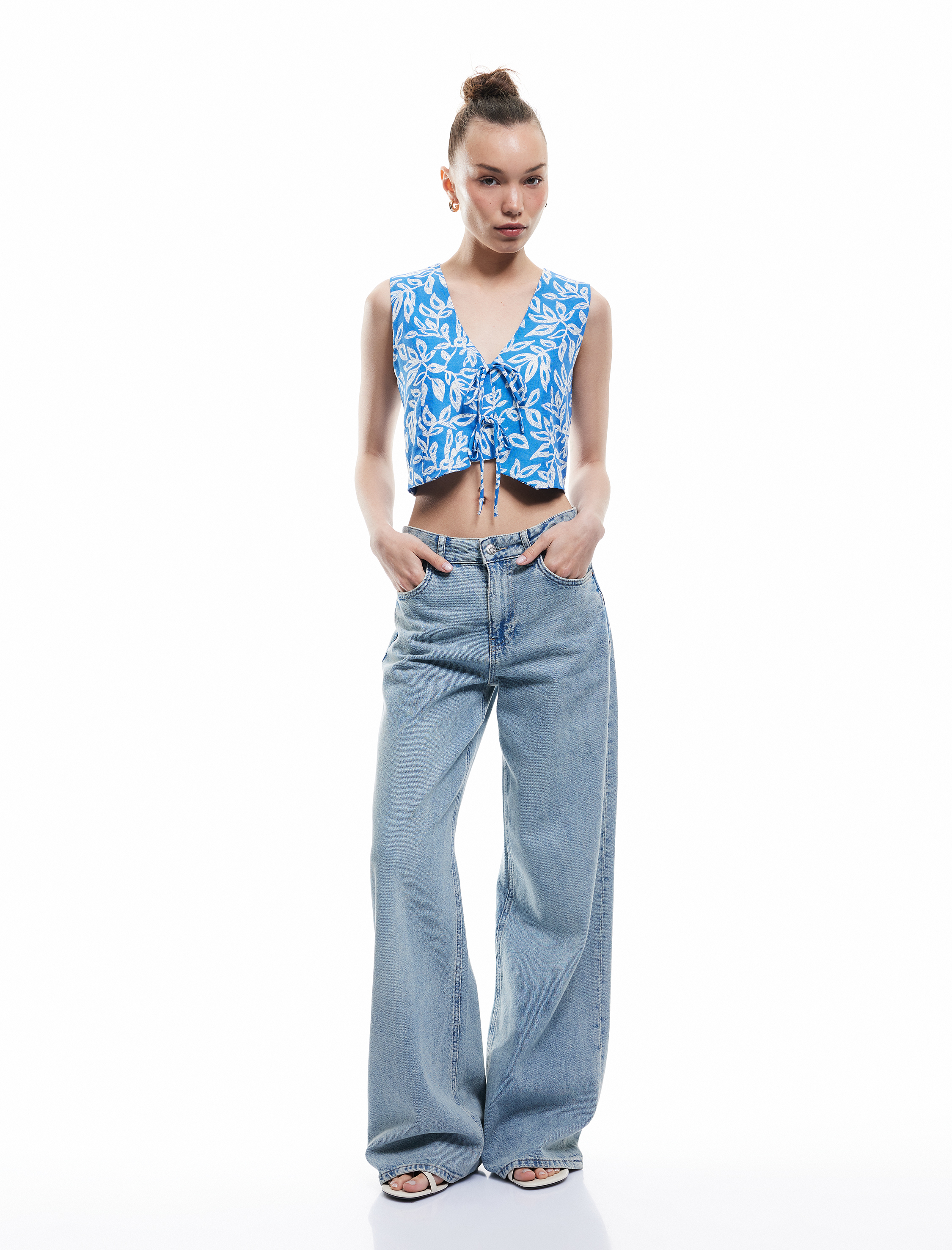   Çiçek Desenli V Yaka Kolsuz Bağlama Detaylı Crop Yelek