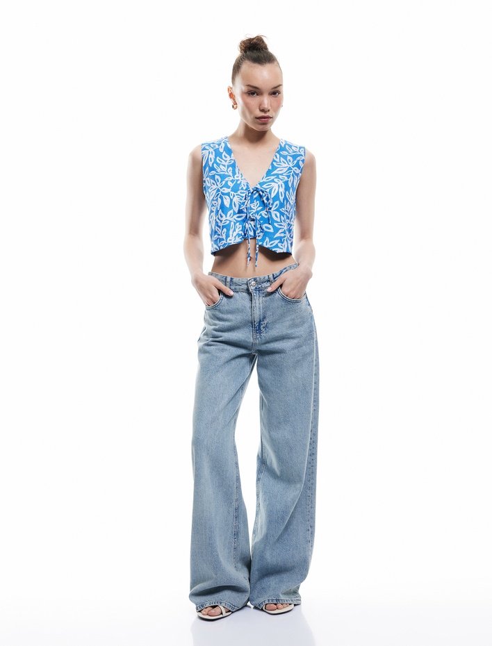  Çiçek Desenli V Yaka Kolsuz Bağlama Detaylı Crop Yelek