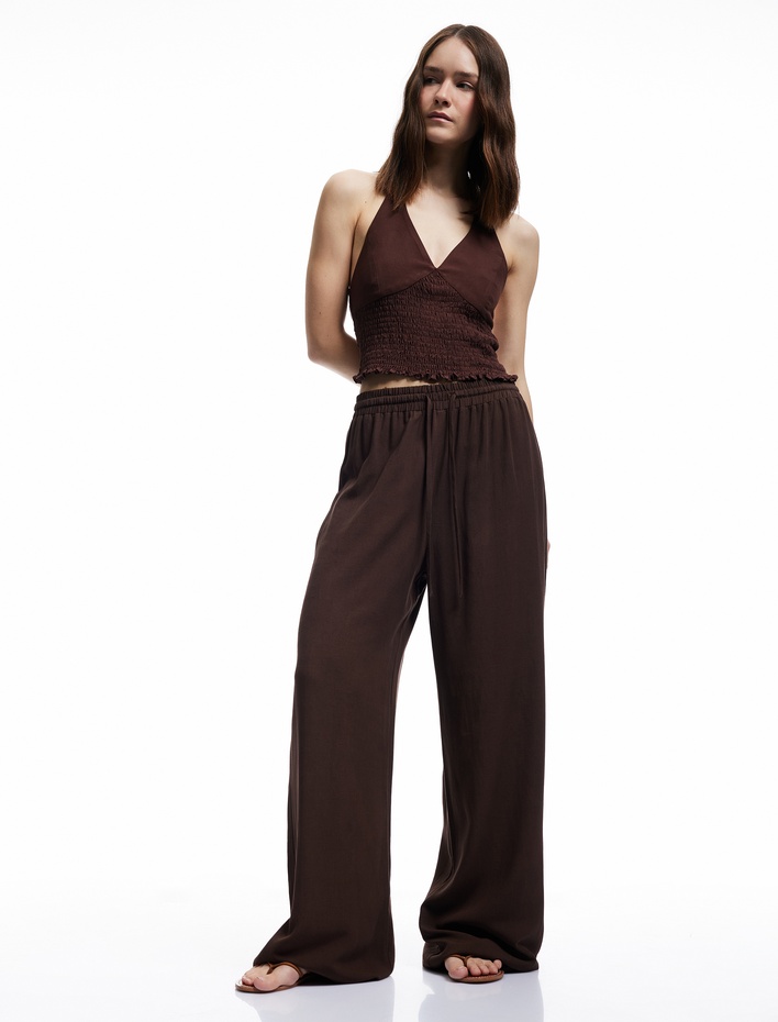  Koton X İnji - Viskon Halter Yaka Boyundan Bağlamalı Kolsuz Gipeli Crop Bluz