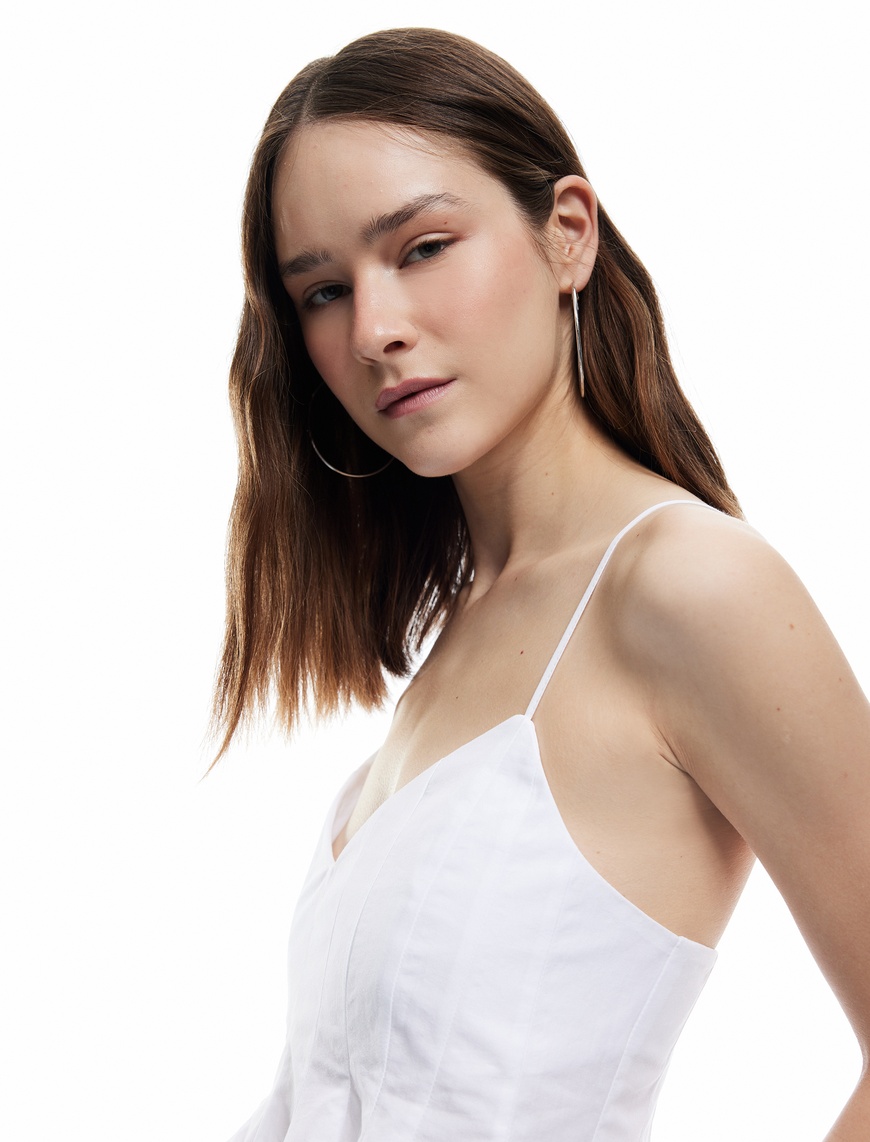   Koton X İnji - Volanlı V Yaka Pamuklu Askılı Slim Fit Dikiş Detaylı Crop Bluz