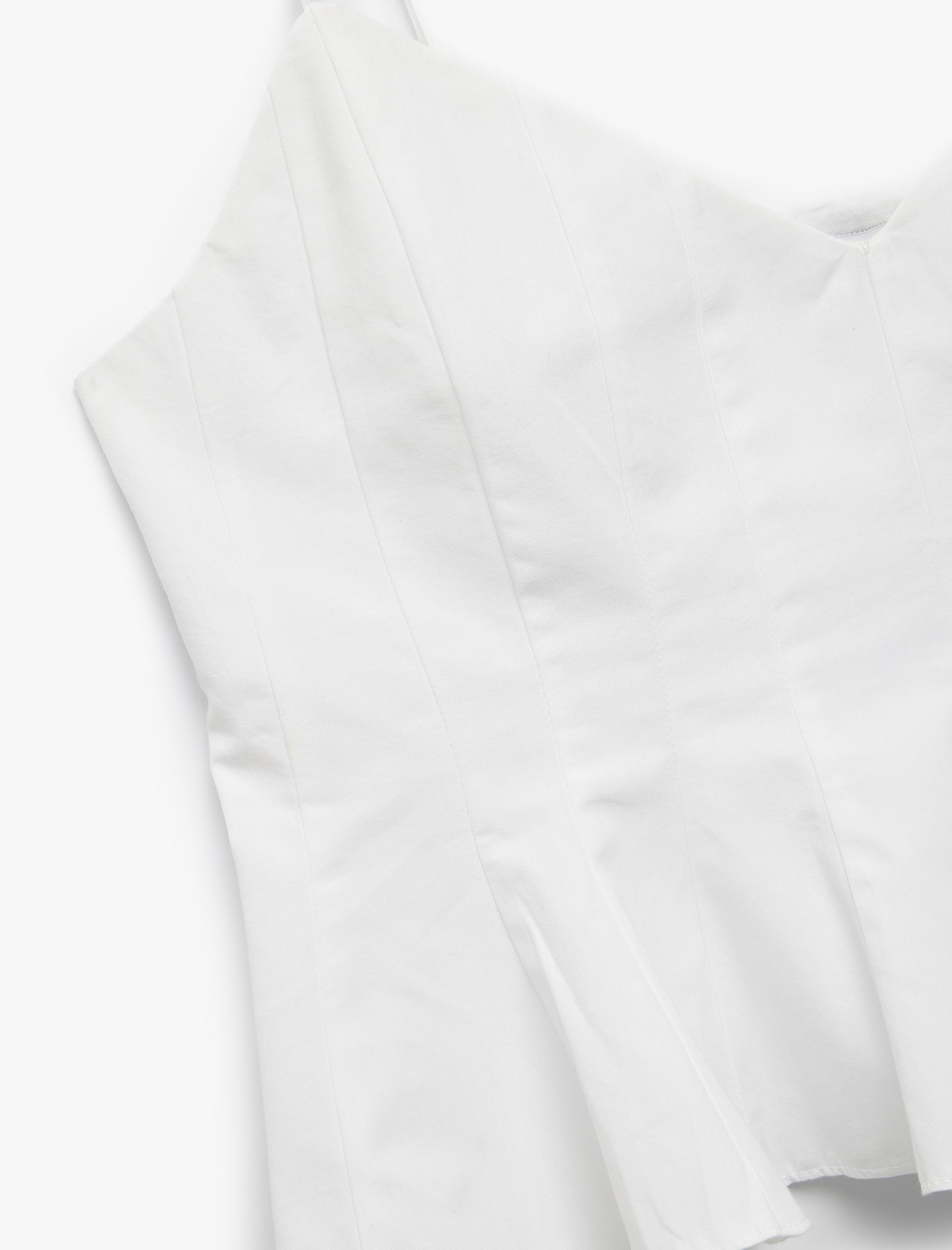 Koton X İnji - Volanlı V Yaka Pamuklu Askılı Slim Fit Dikiş Detaylı Crop Bluz