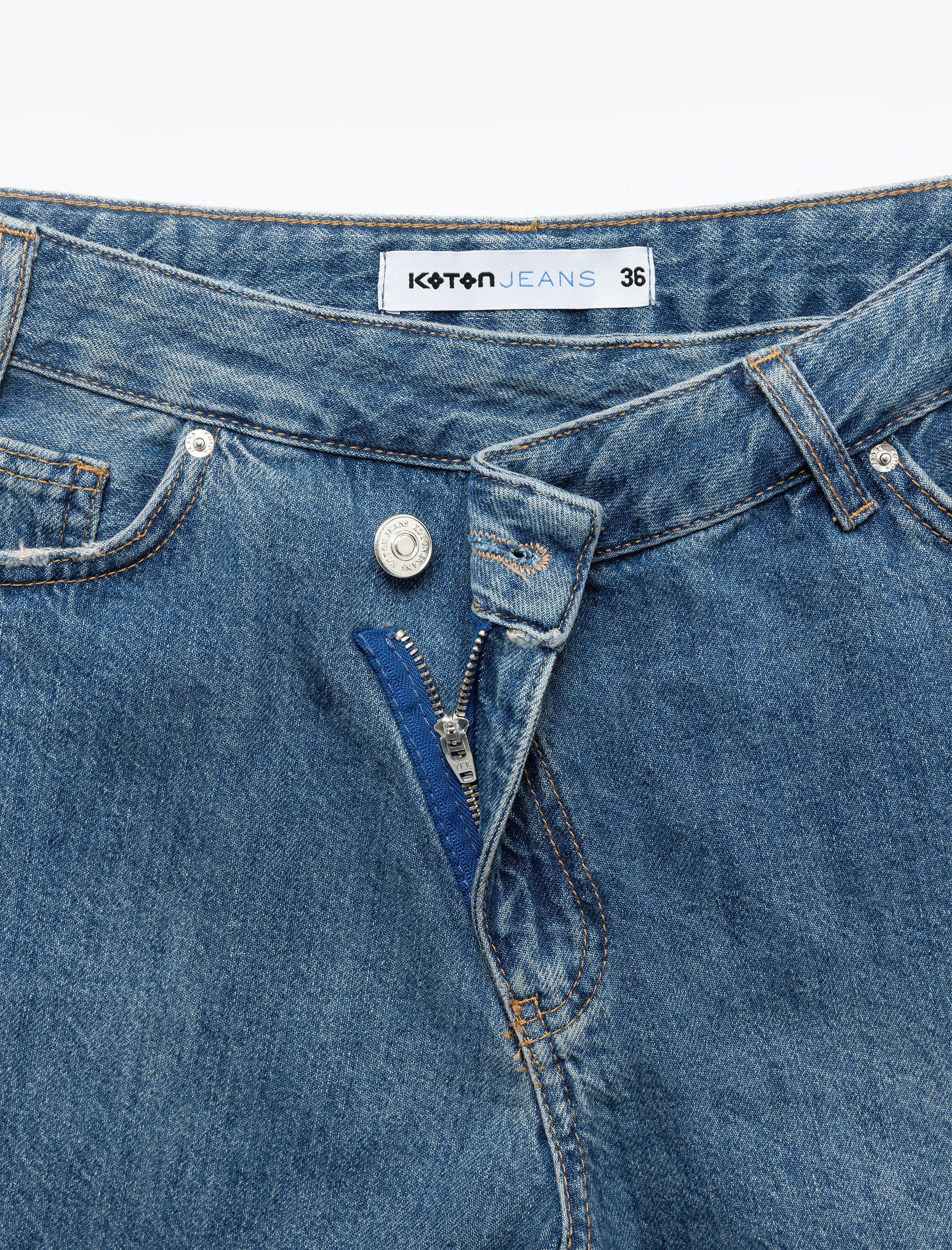   Asimetrik Düğme Detaylı Cepli Mini Denim Şort