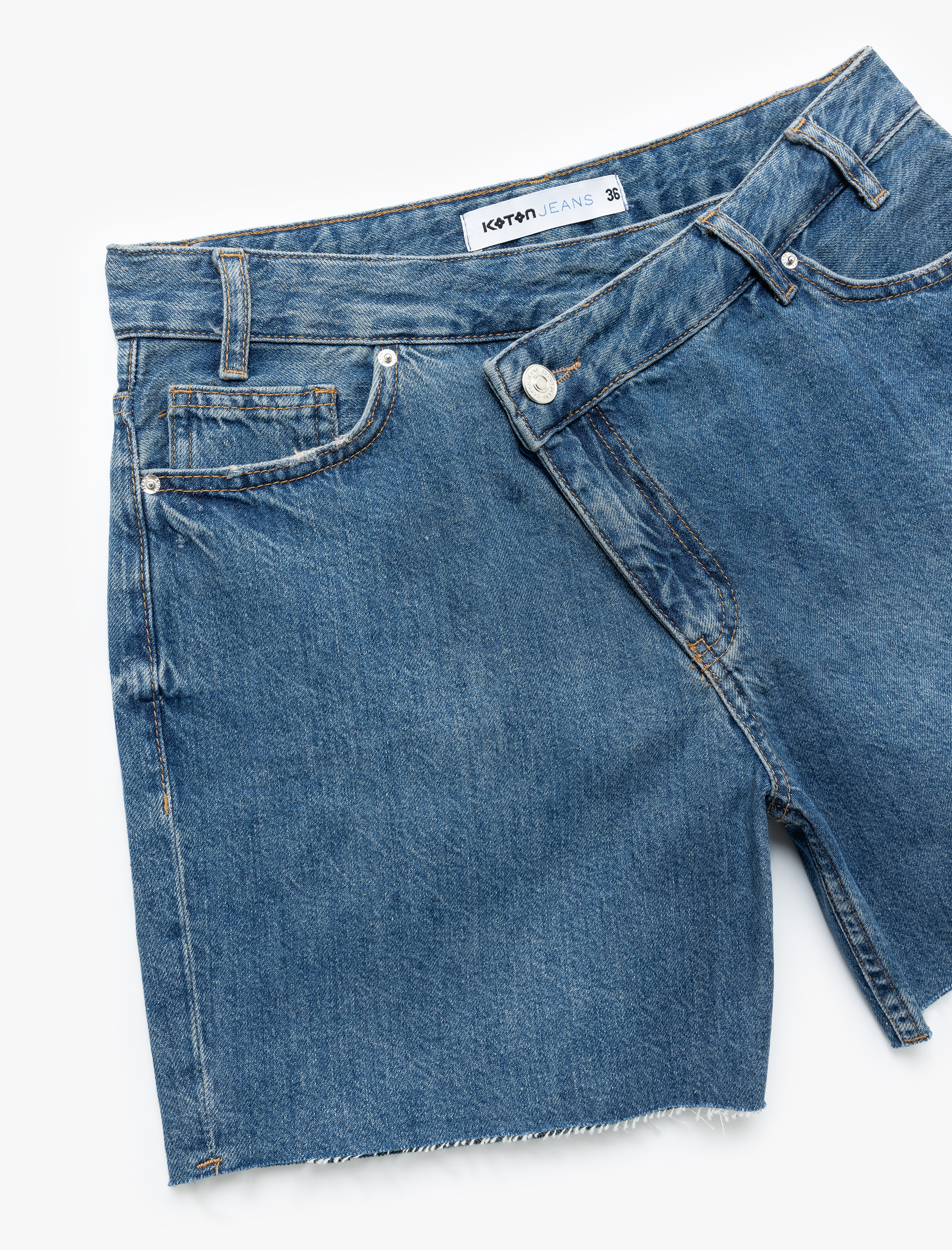   Asimetrik Düğme Detaylı Cepli Mini Denim Şort