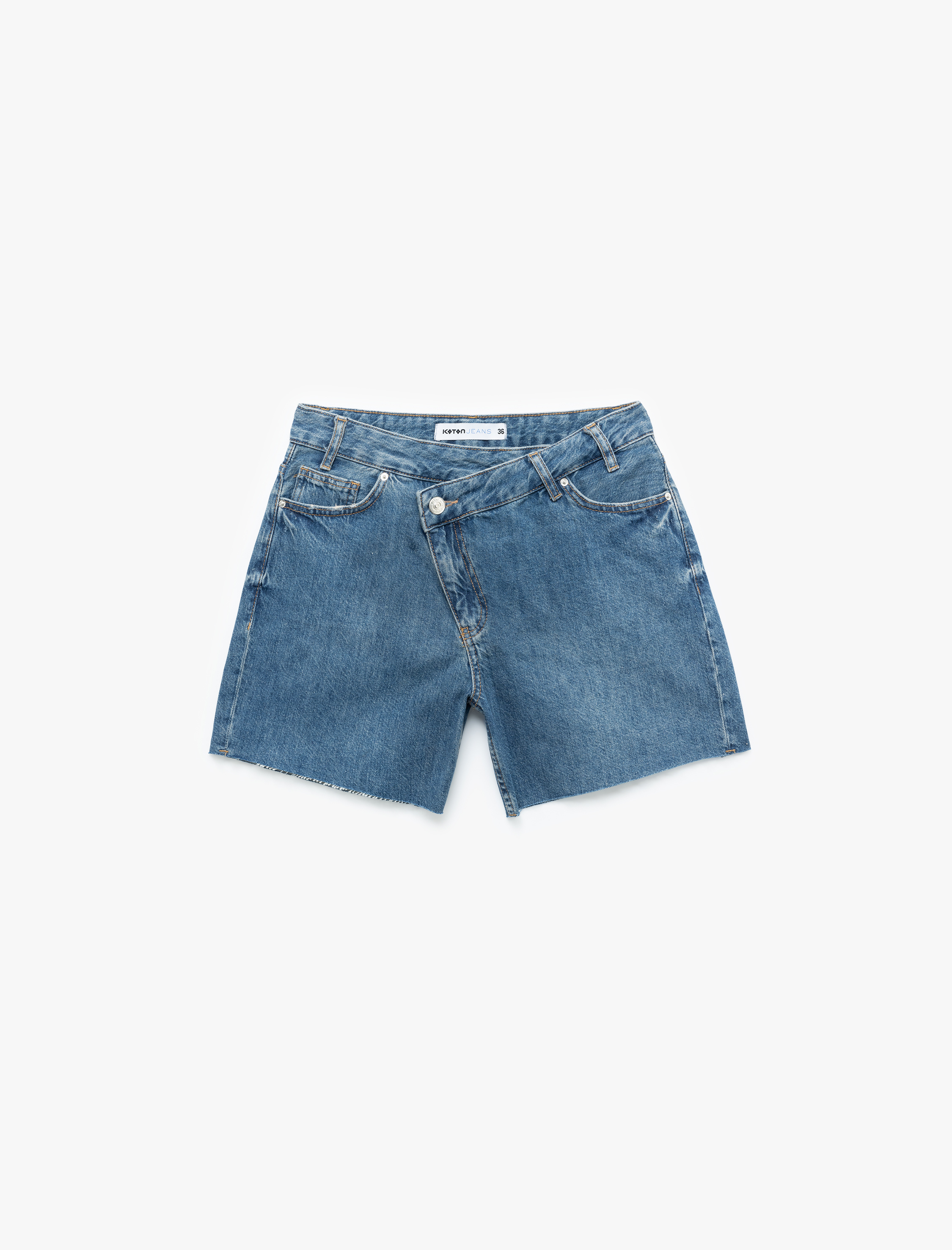   Asimetrik Düğme Detaylı Cepli Mini Denim Şort