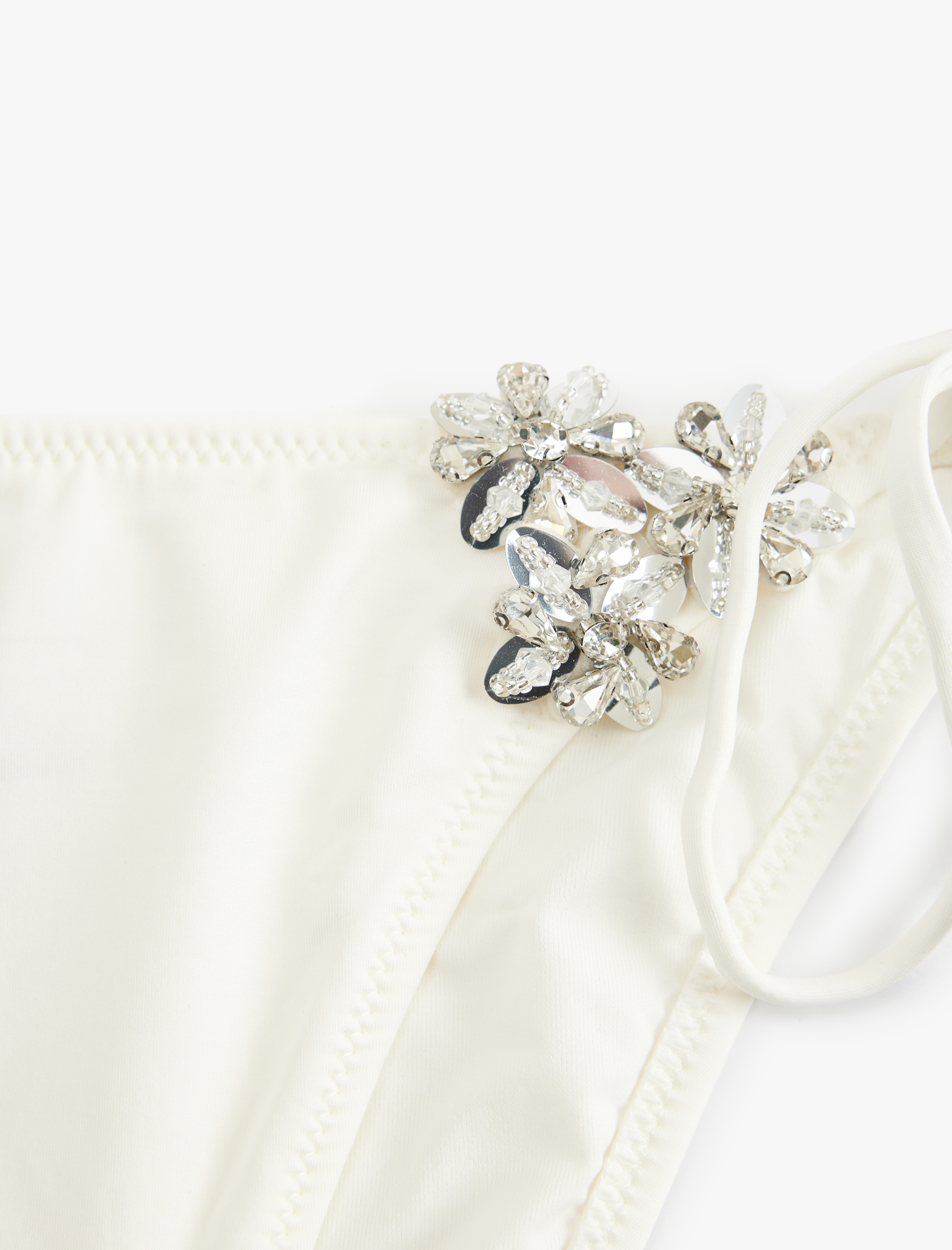   Koton X Sibil Çetinkaya - Taşlı Çiçek Aksesuar Detaylı İpli Bikini Altı