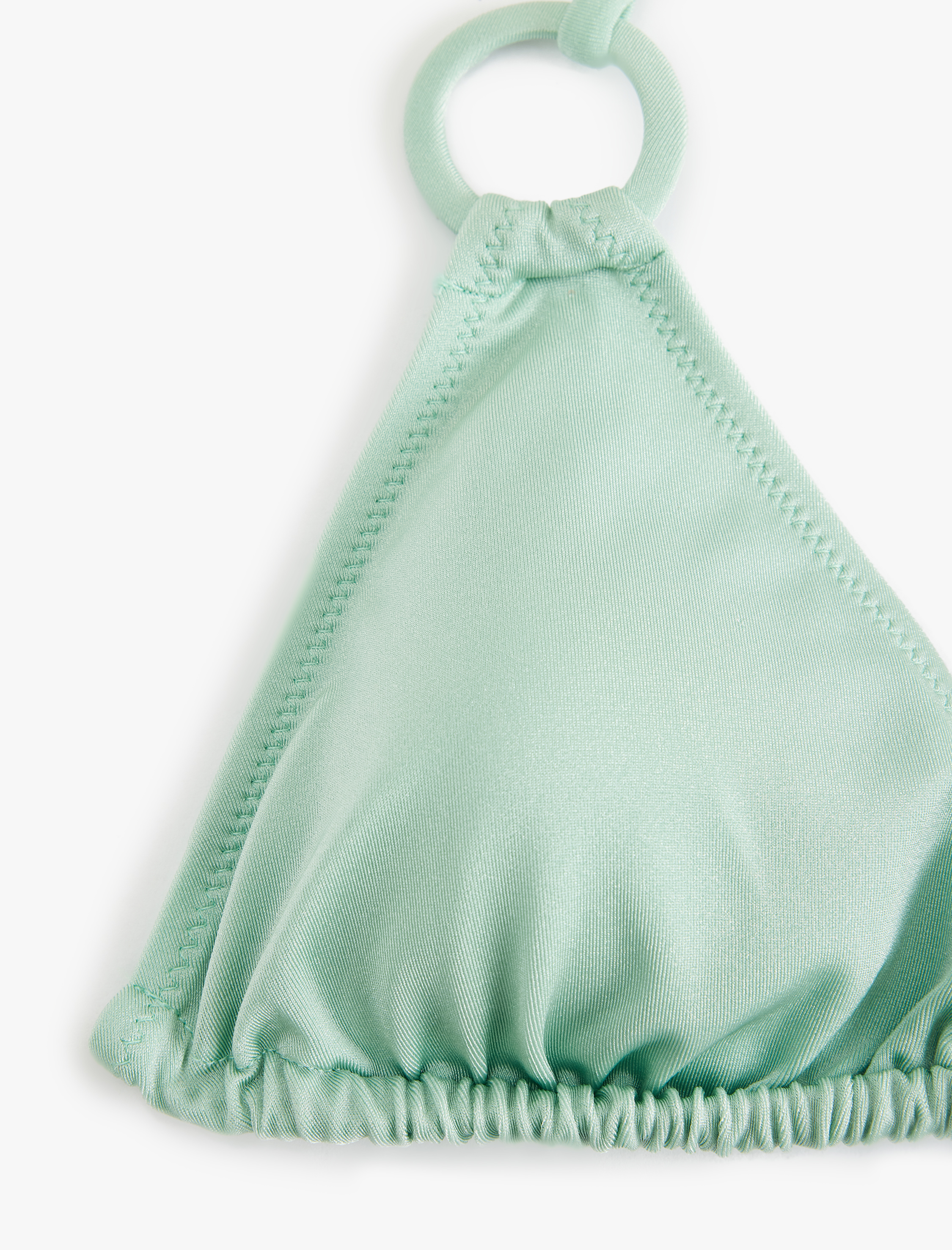   Aksesuar Detaylı Boyundan Bağlamalı Üçgen Bikini Üstü