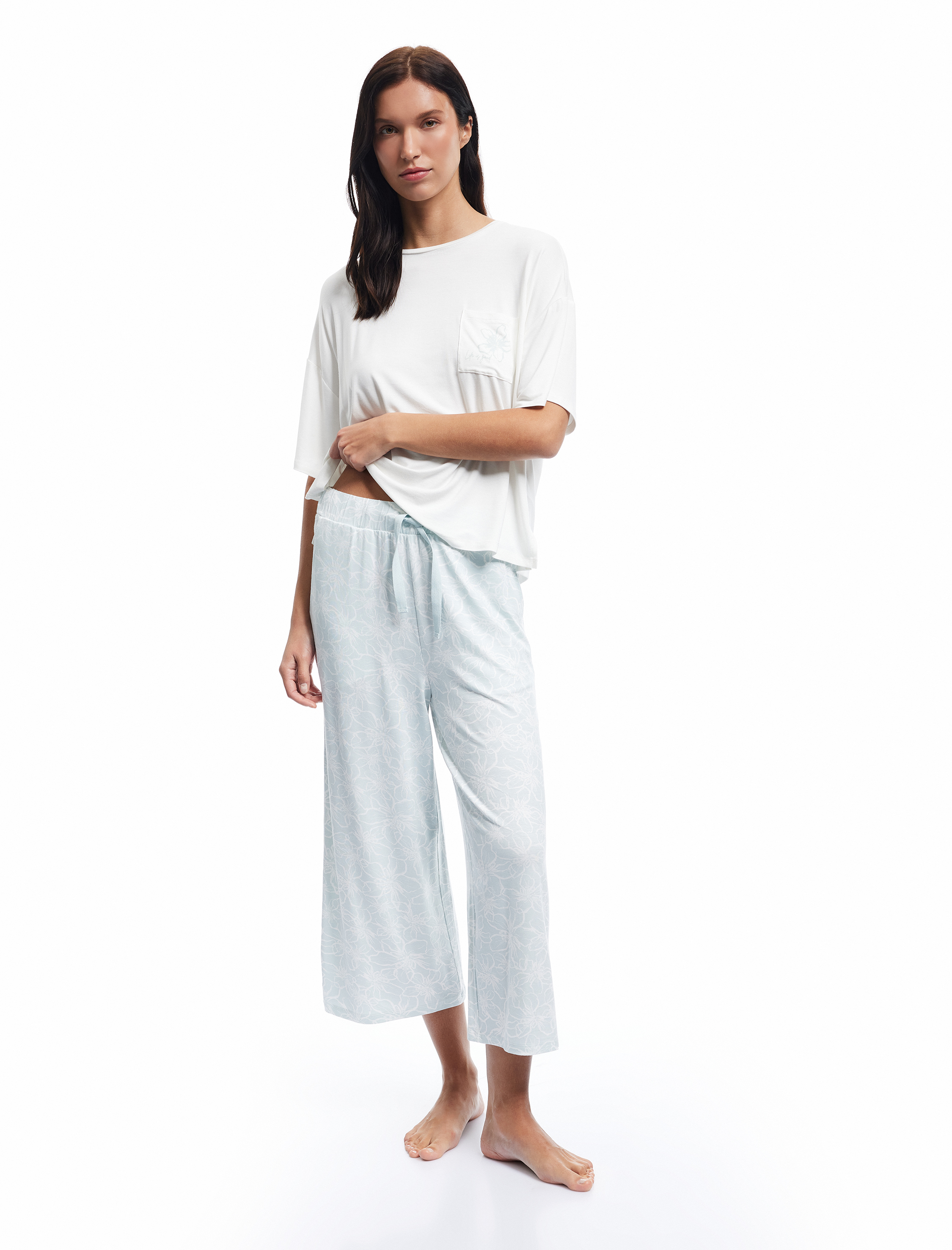   Kısa Kollu Bisiklet Yaka Viskon Çiçekli Kapri Boy Pijama Takımı