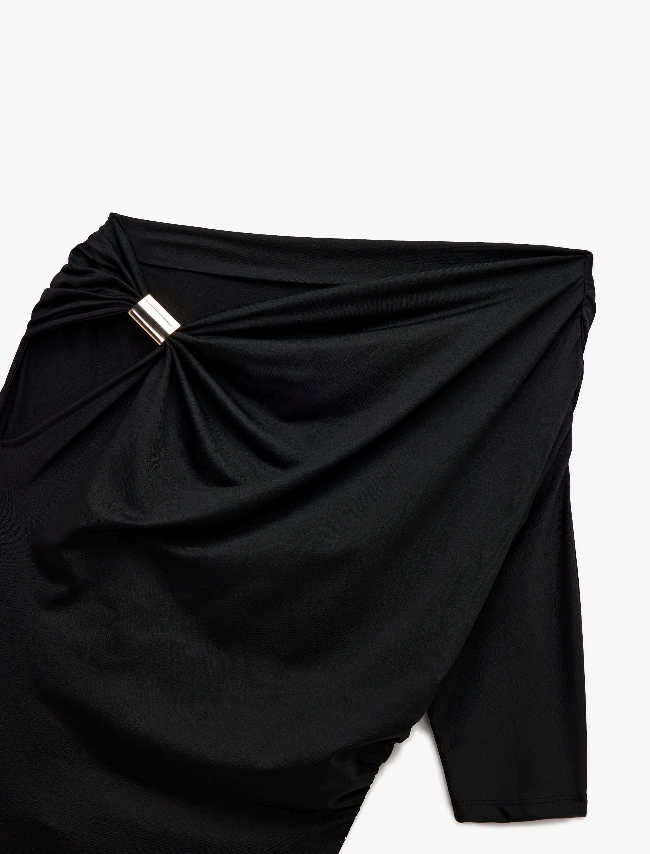   U Yaka Toka Detaylı Slim Fit Kısa Kollu Asimetrik Tişört