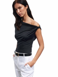 U Yaka Toka Detaylı Slim Fit Kısa Kollu Asimetrik Tişört