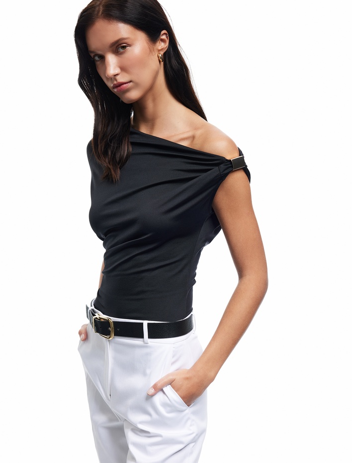  U Yaka Toka Detaylı Slim Fit Kısa Kollu Asimetrik Tişört