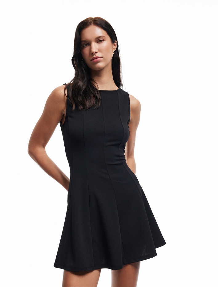  Geniş Yuvarlak Yaka Slim Fit Kolsuz Mini Elbise