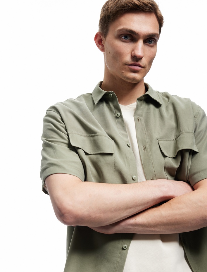  Düğmeli Klasik Yaka Kapaklı Cep Detaylı Rayon Regular Fit Viskon Kısa Kollu Gömlek