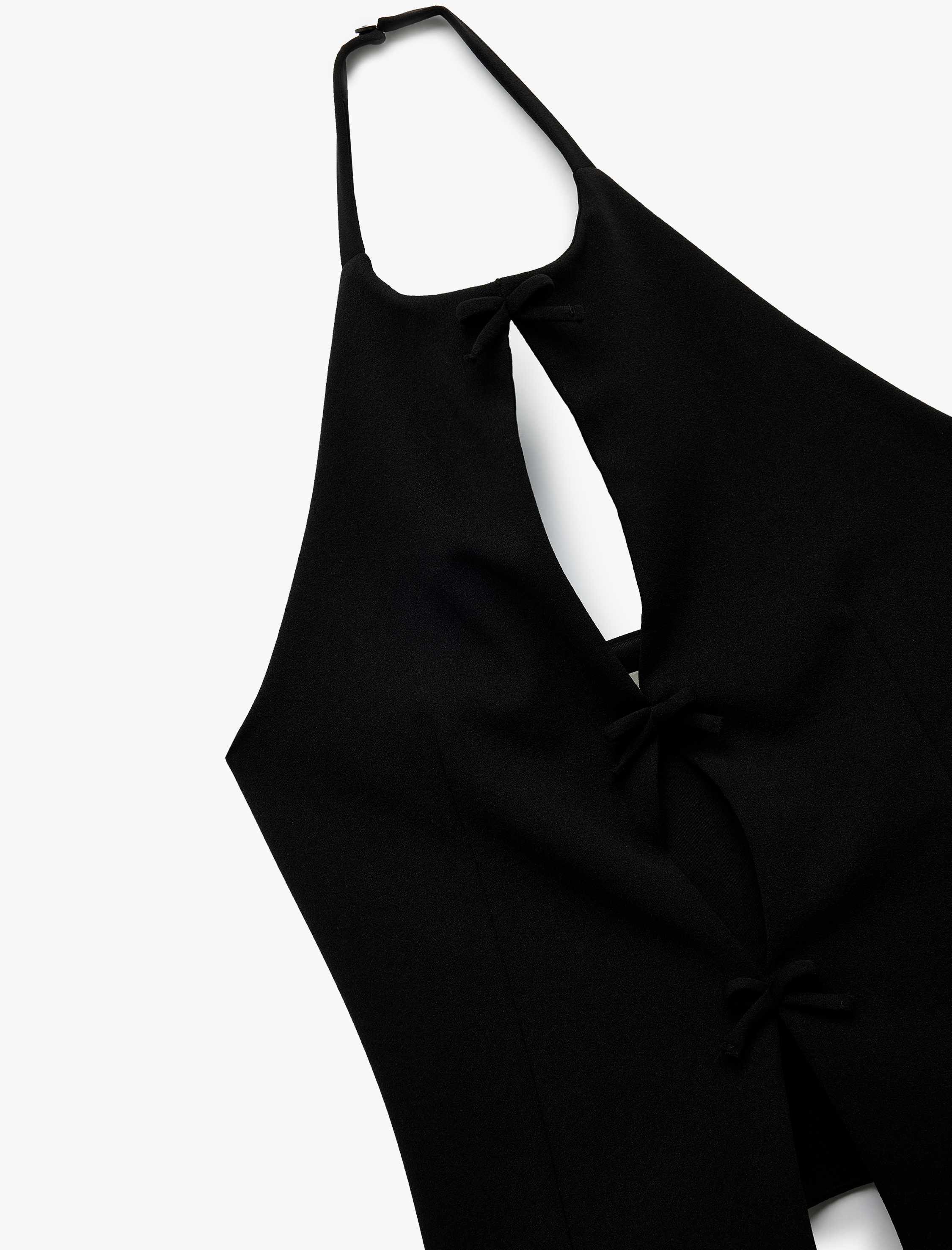   Krep Scuba Kumaş Pencere Detaylı Fiyonklu Halter Yaka Bluz