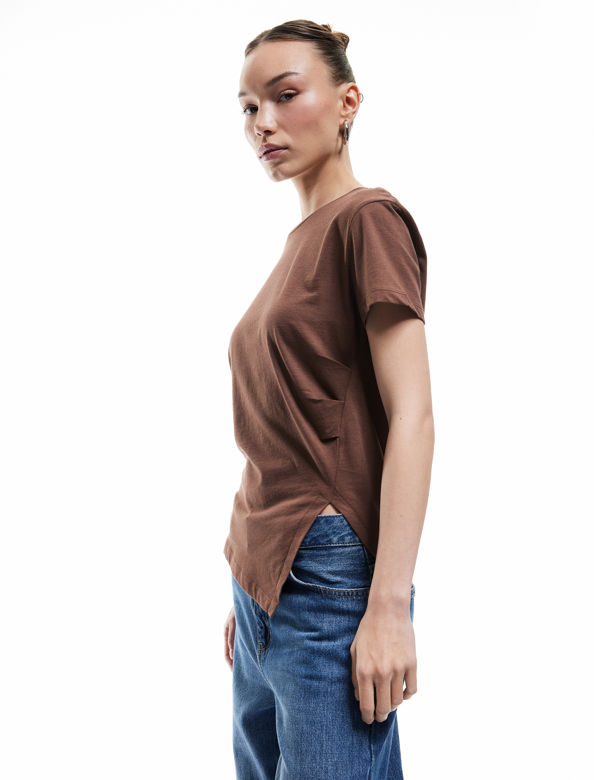   Basic Kısa Kollu Bisiklet Yaka Asimetrik Kesim Yırtmaçlı Kadın Tişört