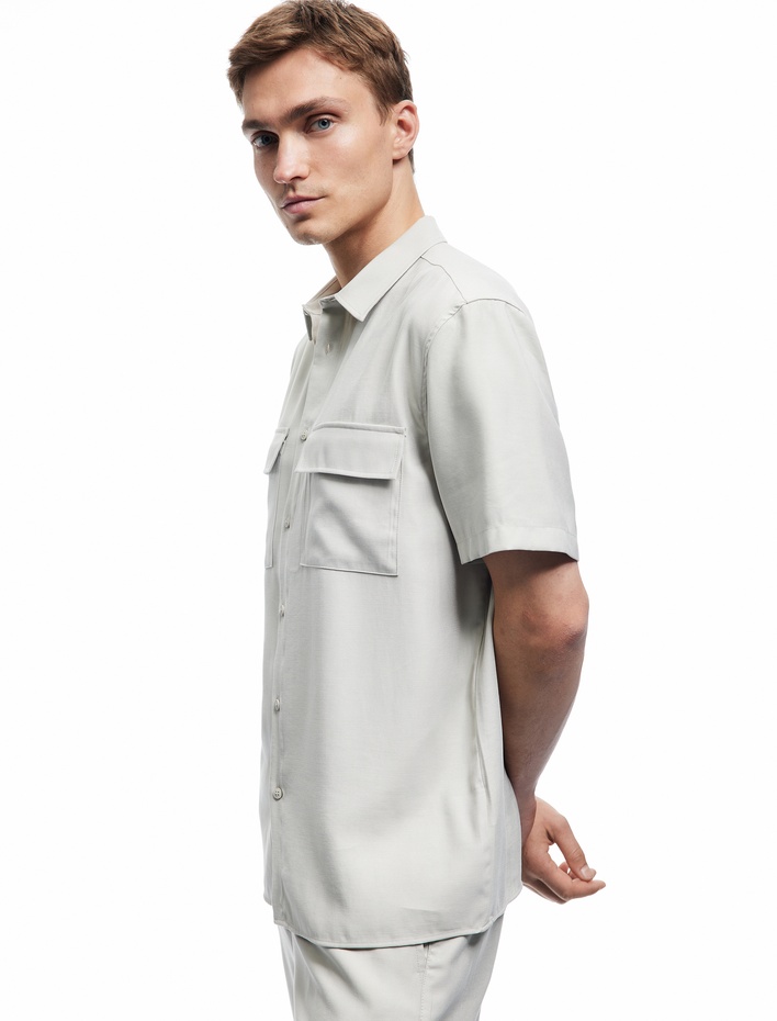  Düğmeli Klasik Yaka Kapaklı Cep Detaylı Rayon Regular Fit Viskon Kısa Kollu Gömlek