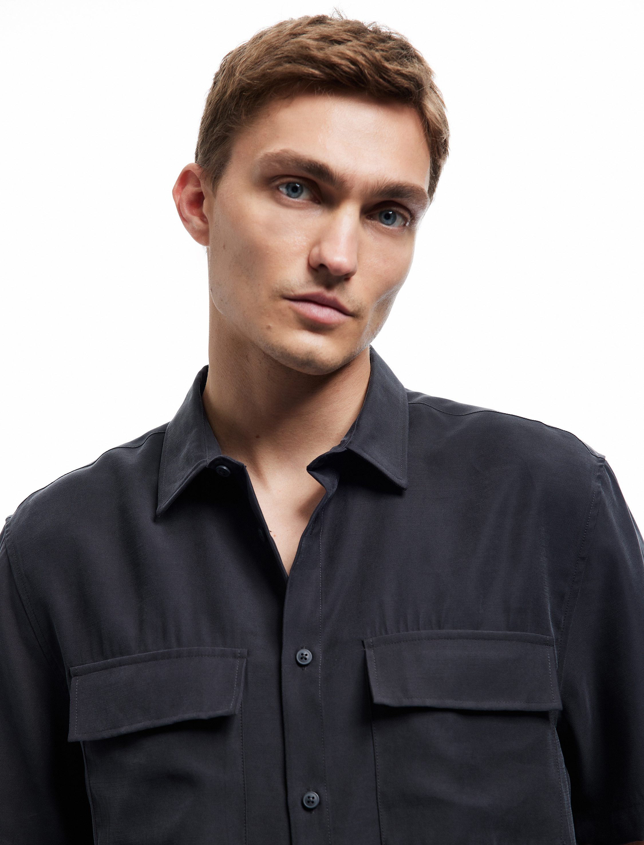   Düğmeli Klasik Yaka Kapaklı Cep Detaylı Rayon Regular Fit Viskon Kısa Kollu Gömlek