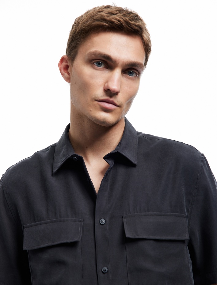  Düğmeli Klasik Yaka Kapaklı Cep Detaylı Rayon Regular Fit Viskon Kısa Kollu Gömlek