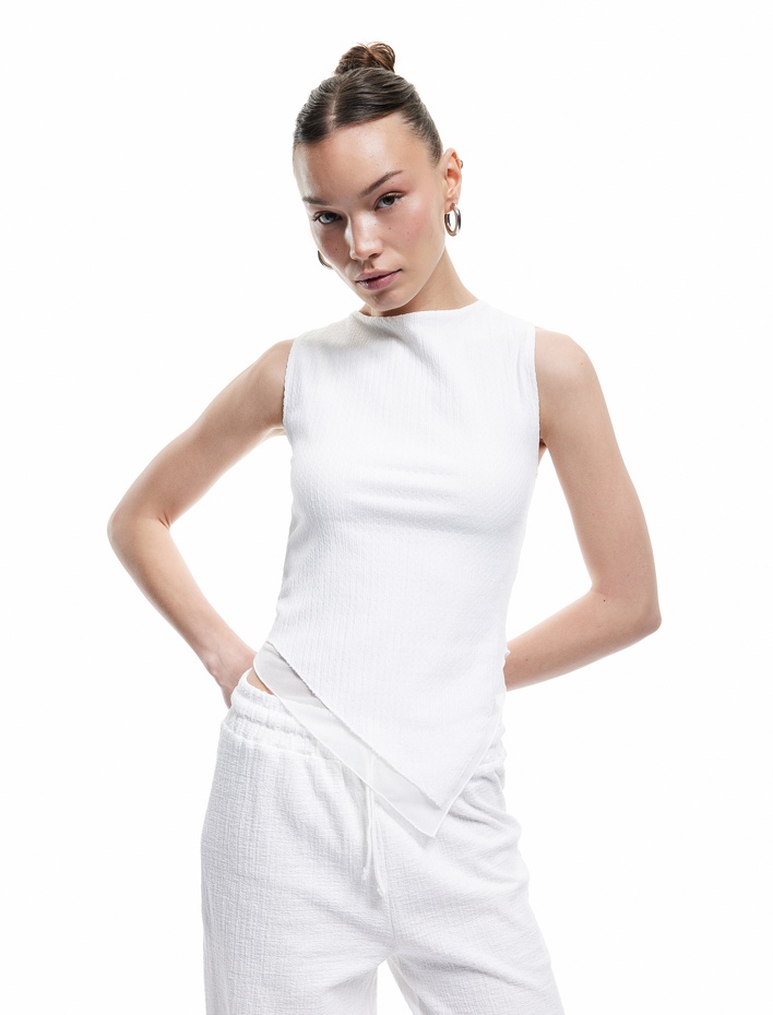  Asimetrik Detaylı Slim Fit Bisiklet Yaka Katlı Bürümcük Kolsuz Bluz