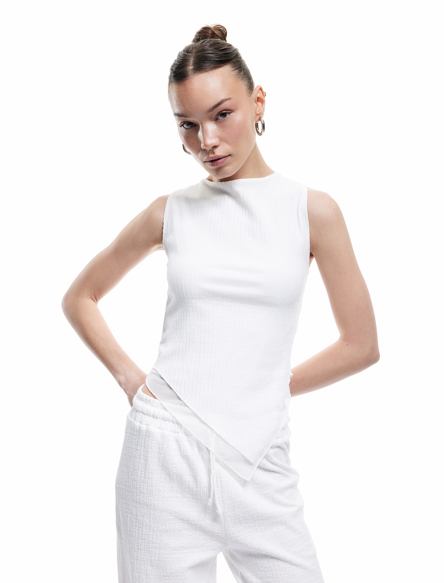   Asimetrik Detaylı Slim Fit Bisiklet Yaka Katlı Bürümcük Kolsuz Bluz