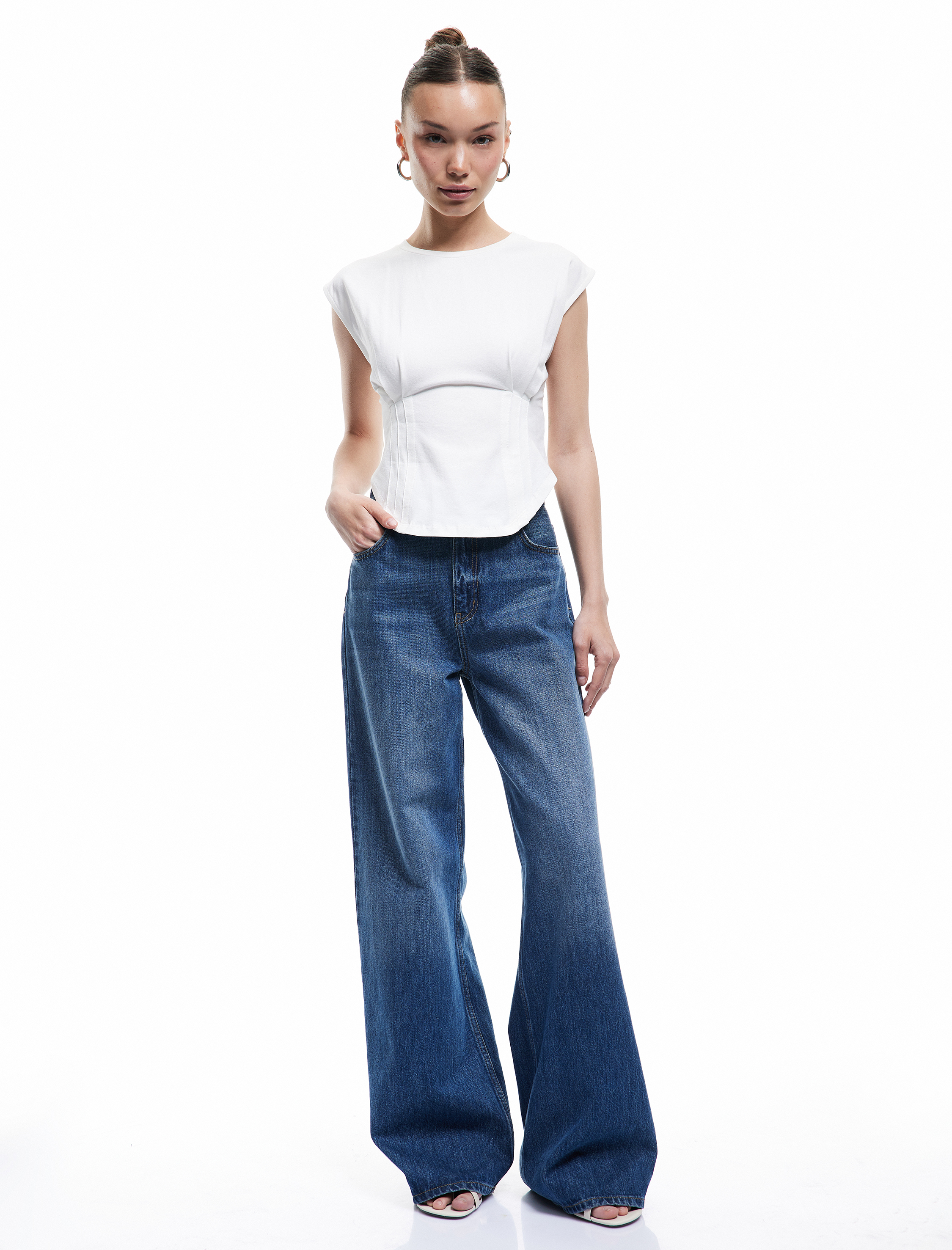   Bisiklet Yaka Korse Detaylı Slim Fit Kolsuz Crop Tişört