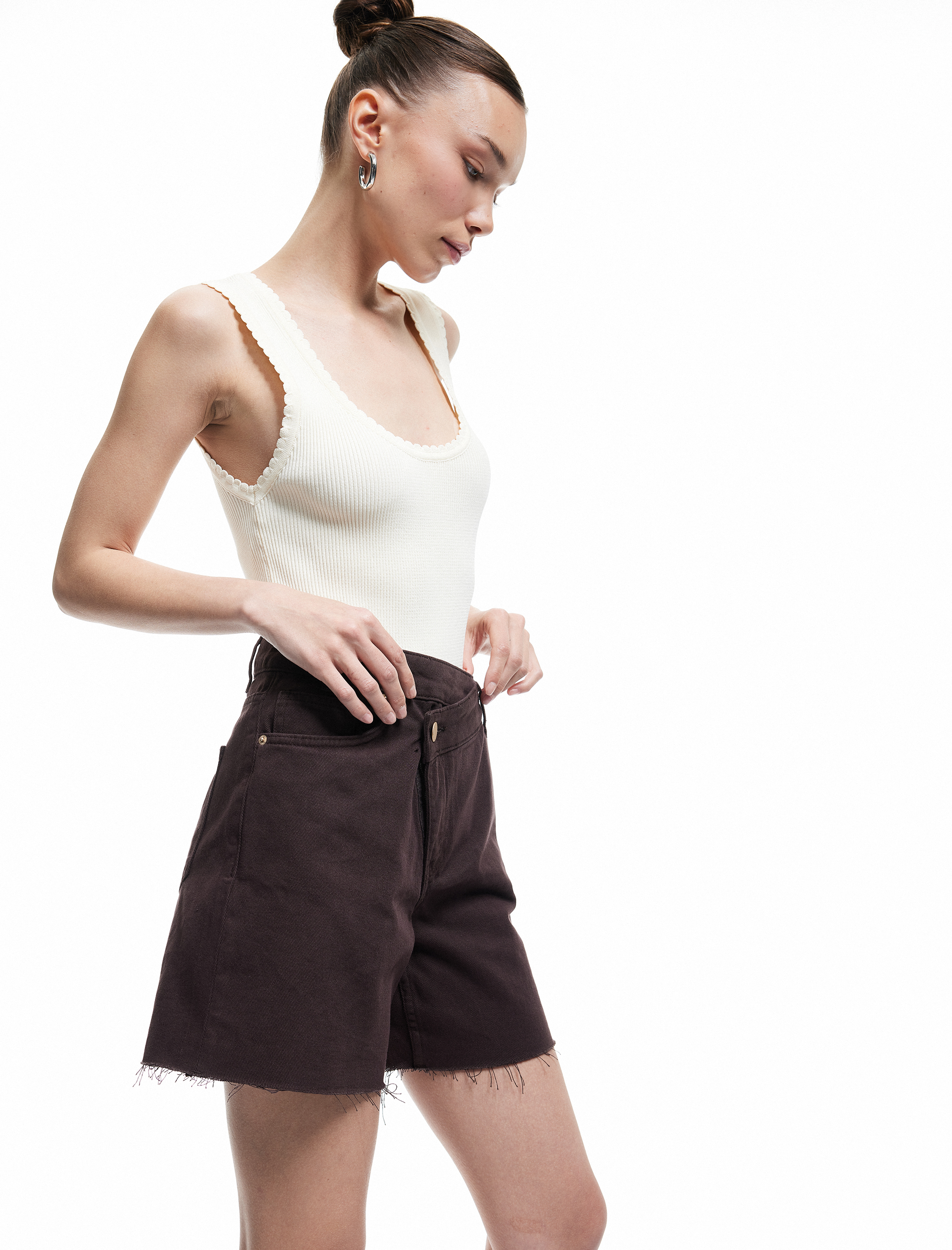   Pamuklu Kesik Paça Asimetrik Düğmeli Mini Şort