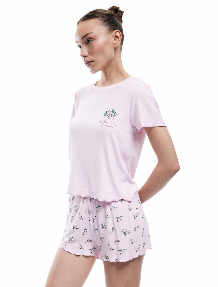  Viskon Kumaş Bisiklet Yaka Kısa Kollu Çiçekli Şortlu Pijama Takımı
