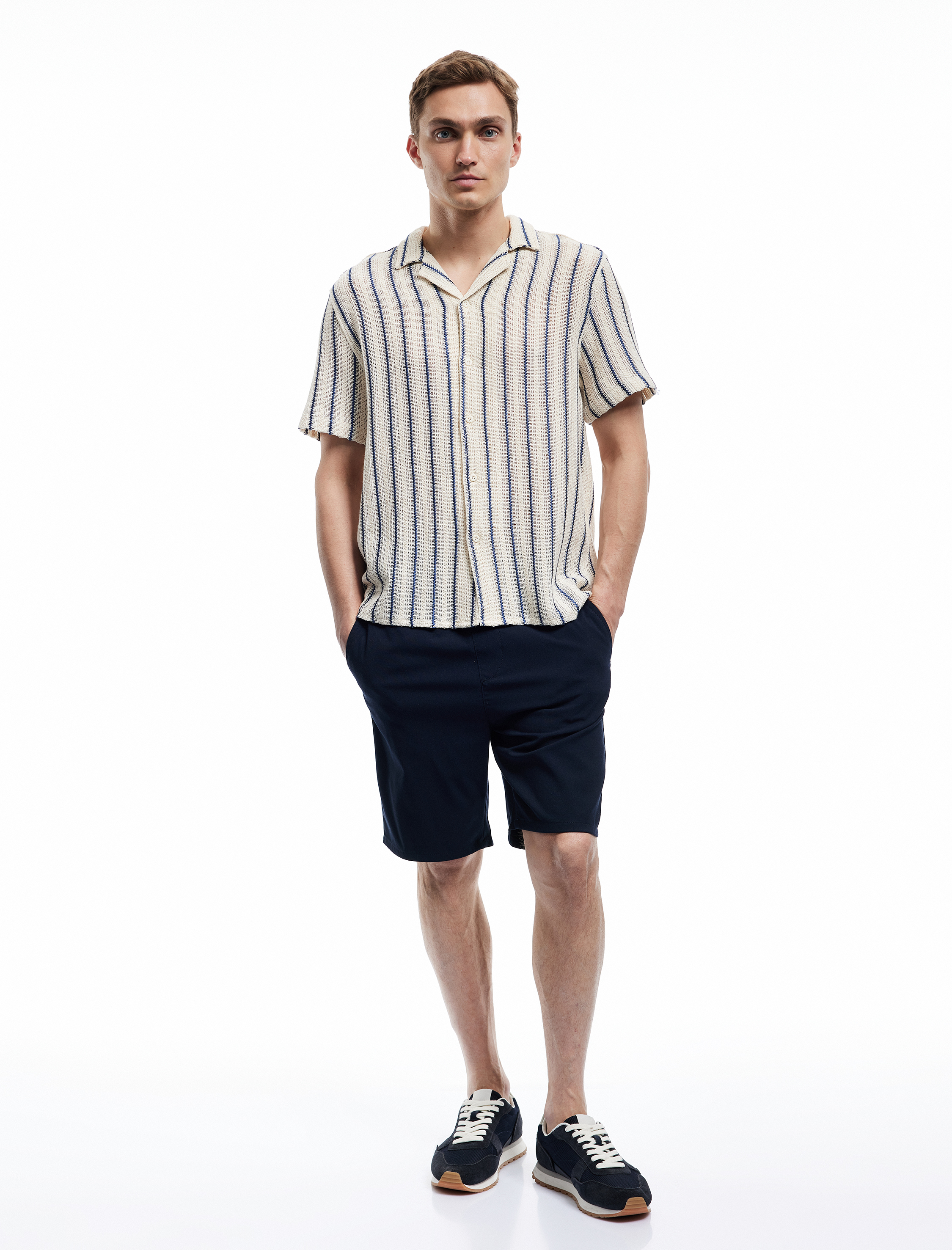   Pamuklu Regular Fit Apaş Yaka Düğmeli Kısa Kollu Ajurlu Çizgili Gömlek